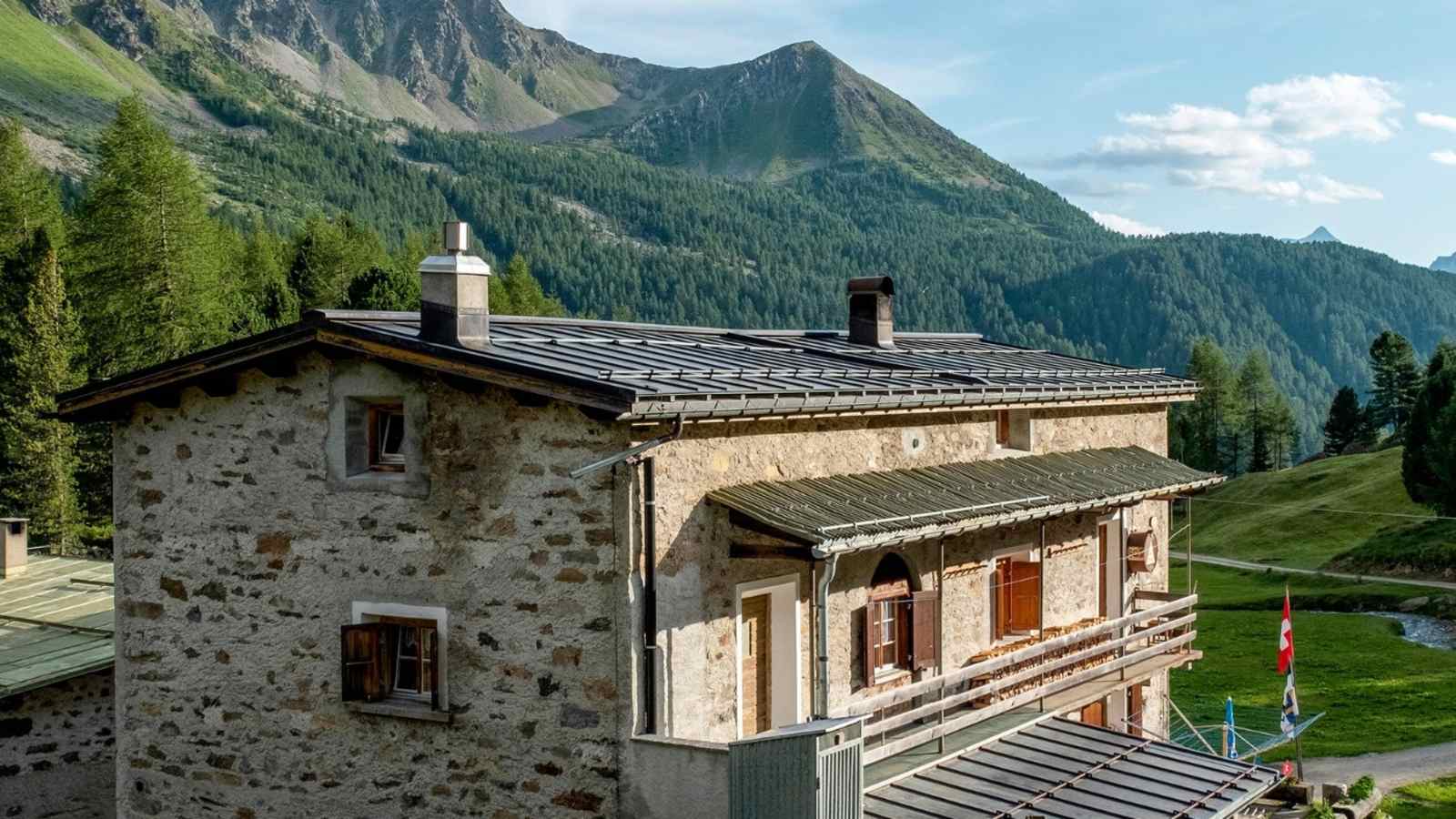 Eine Berghütte in der Natur.