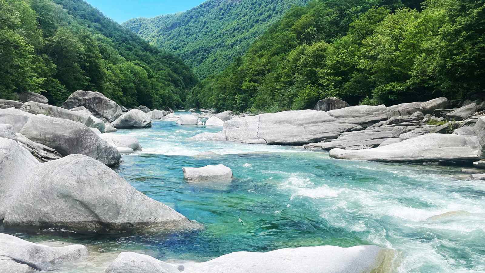 Das Schwimmen in fließenden Gewässern bedarf besondere Vorsicht, hier die beliebte Verzasca im Tessin