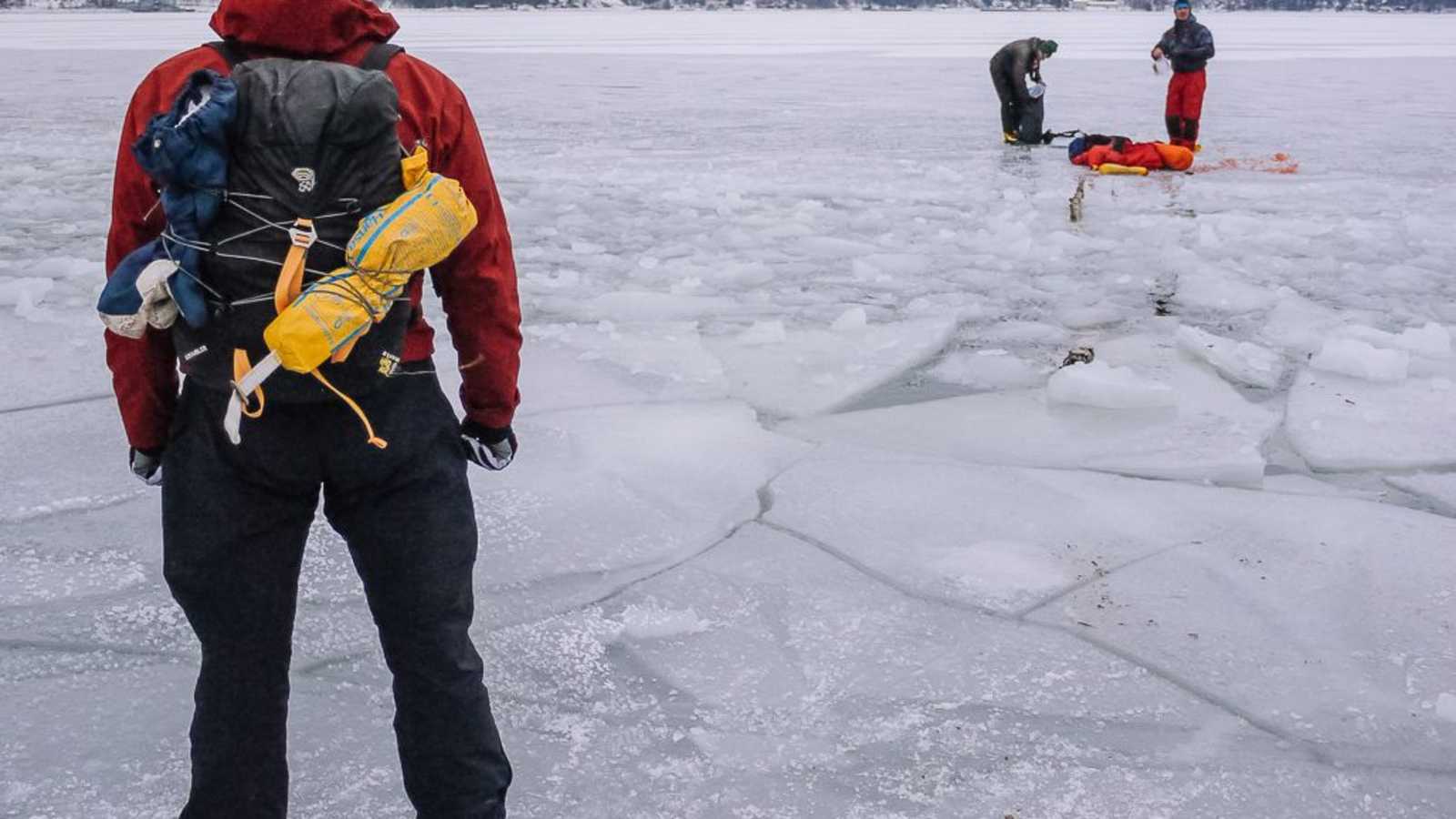 Drei Nordic Skater auf gebrochenem Eis 