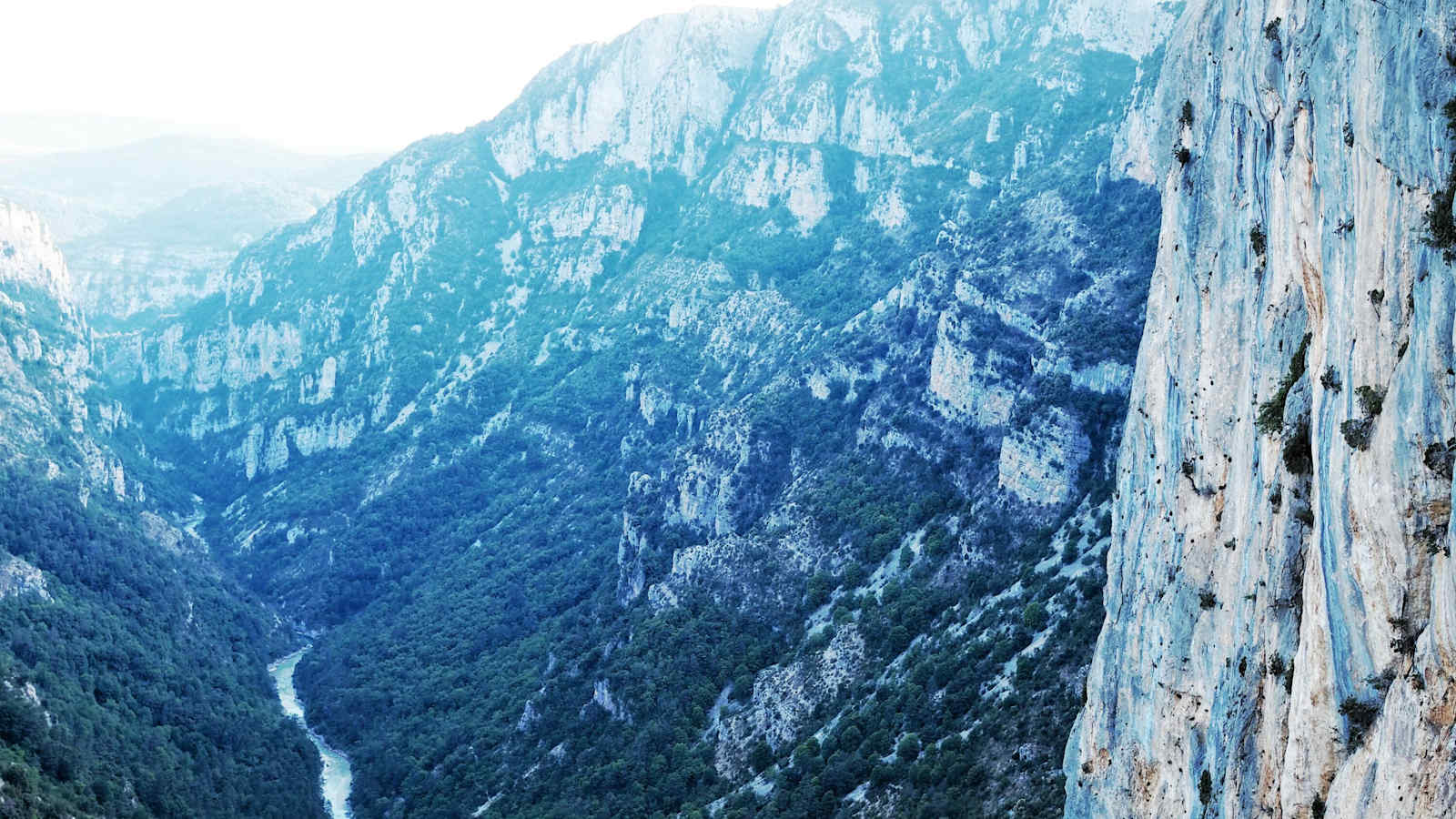 Die Verdon Schlucht mit ihren steilen Felswänden