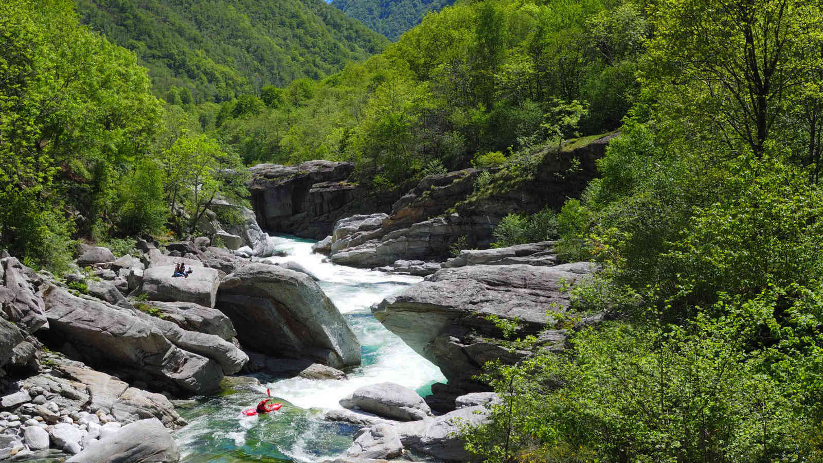 Die Verzasca ist nicht nur bei Kajak-Fahrern äußerst beliebt.