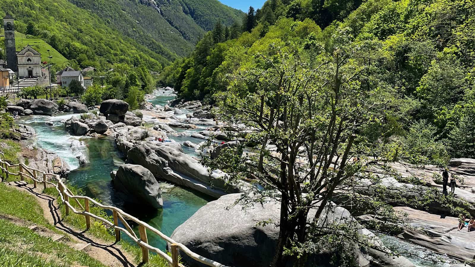 Lavertezzo und die Ponte dei Salti – hier trifft man sich zum Schwimmen und Fotografieren.