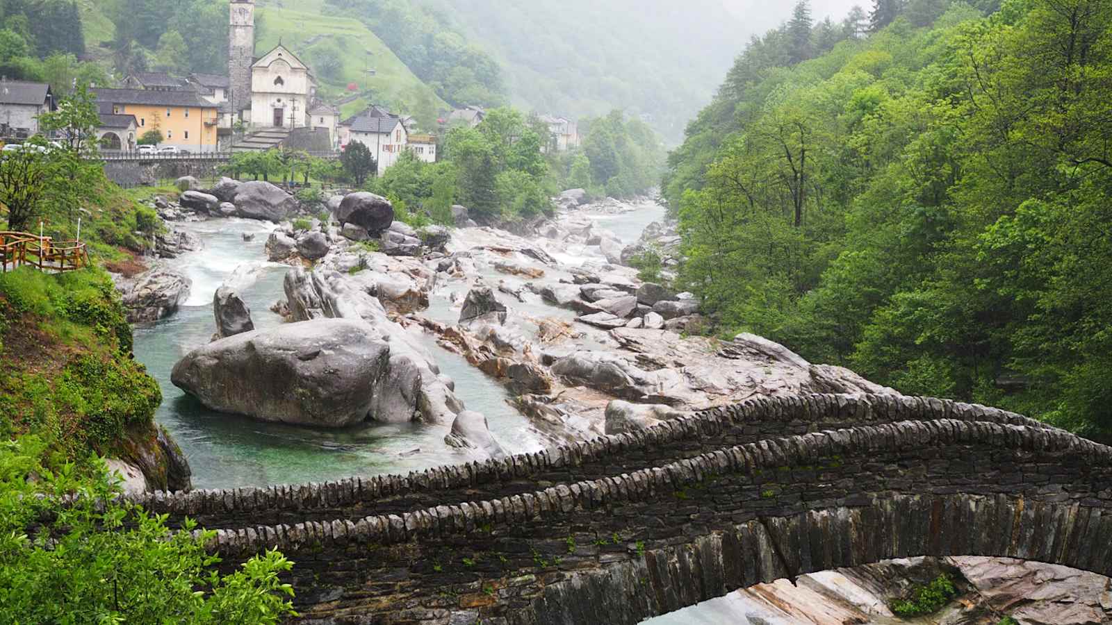 Auch bei Regen schön und vor allem einsam – die Ponte dei Salti.