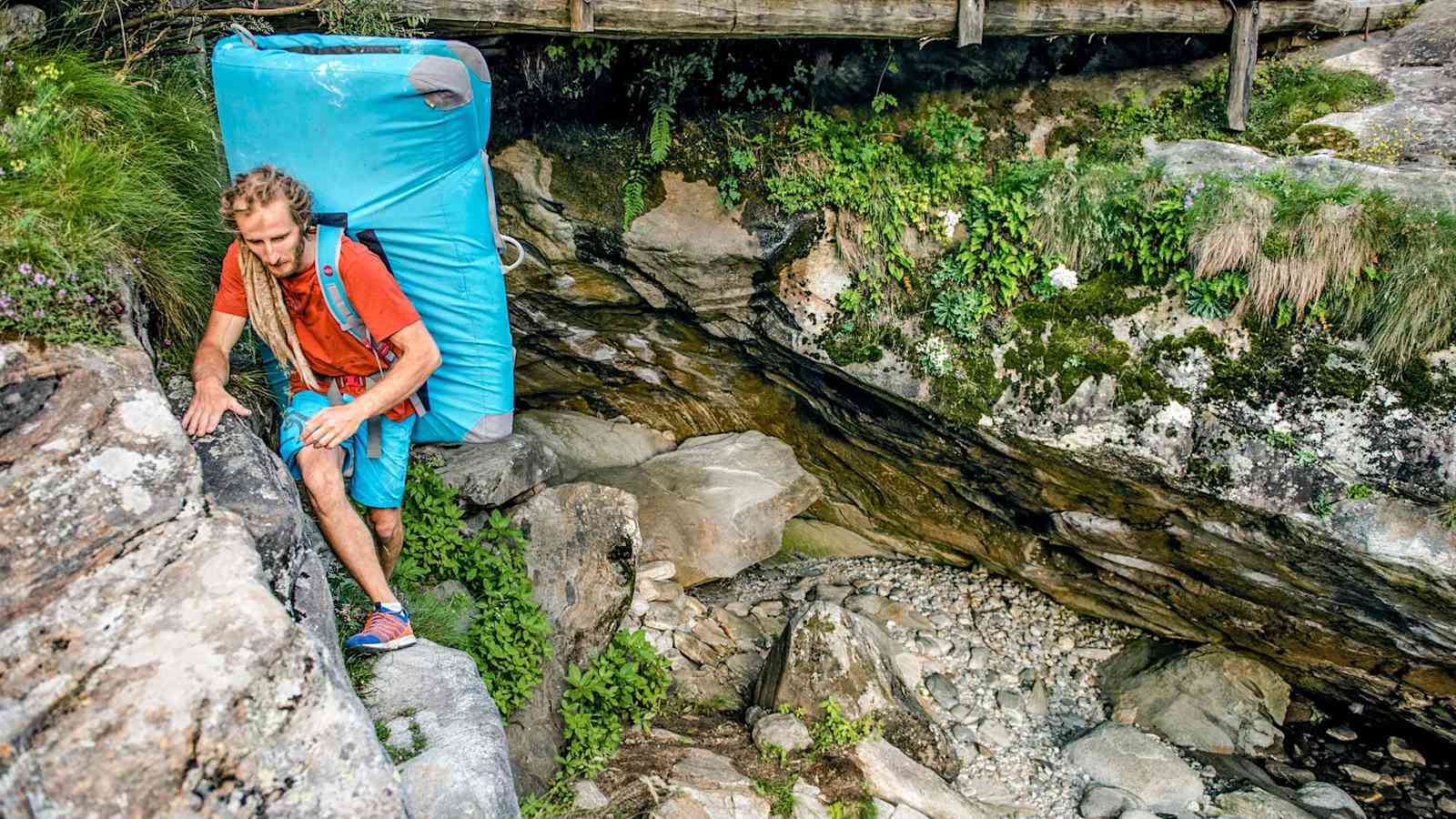 Valdo sucht mit seinem Crashpad am Rücken den perfekten Spot.