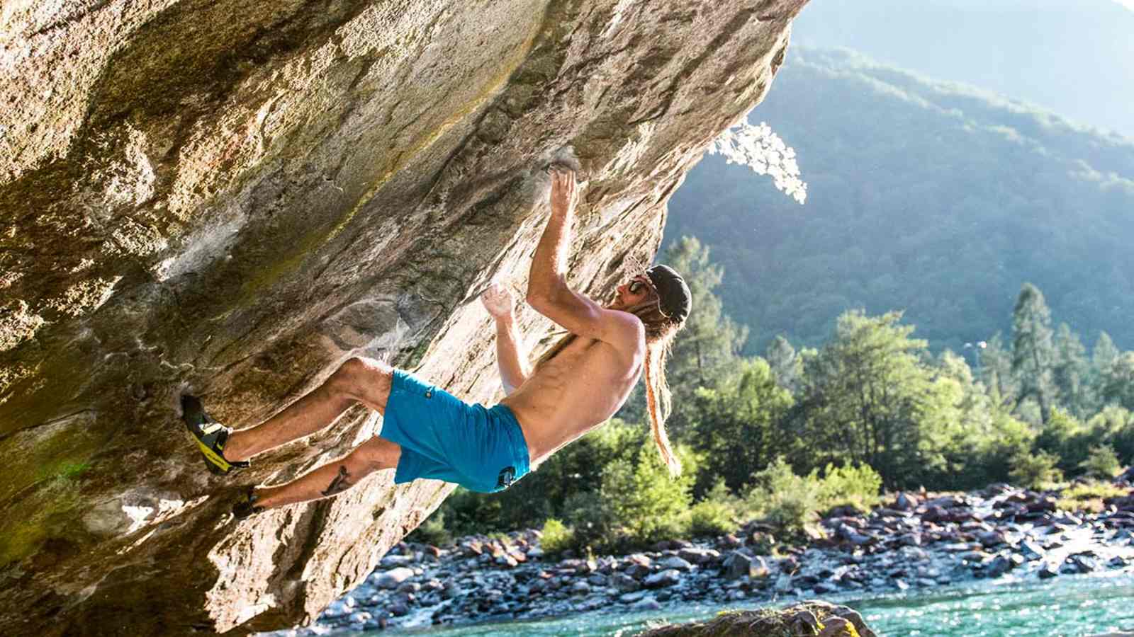 Bouldern am Verzasca-Fluss.