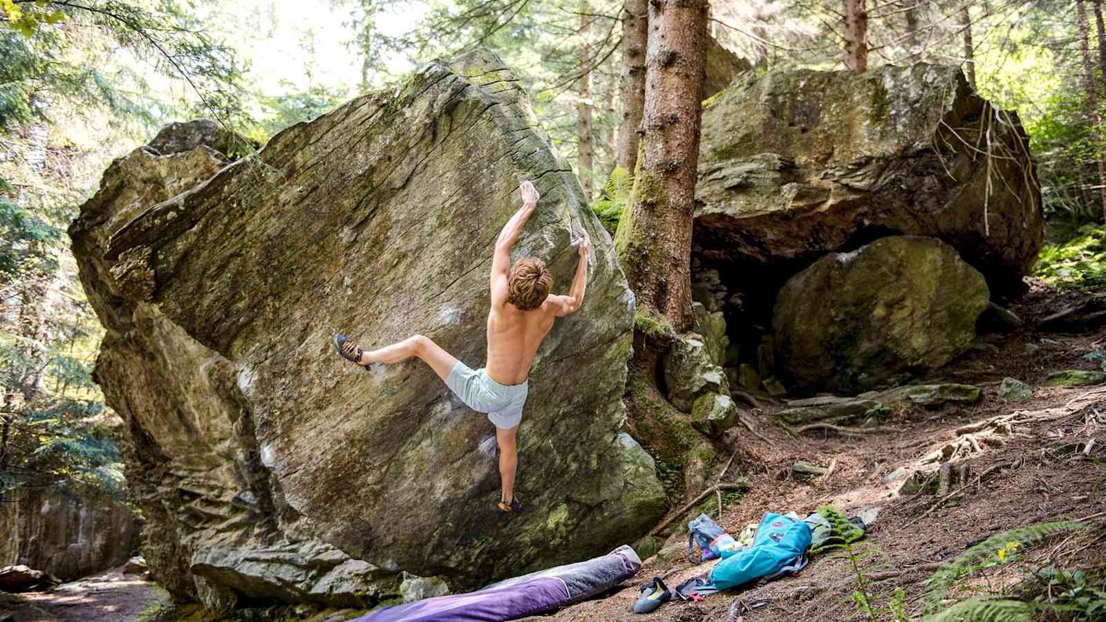 Bouldern im moosigen Wald.