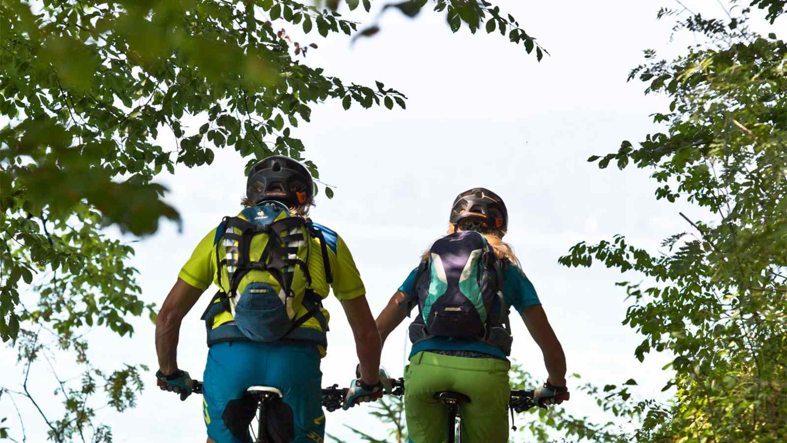 Zwei Radfahrer auf dem Uferweg.