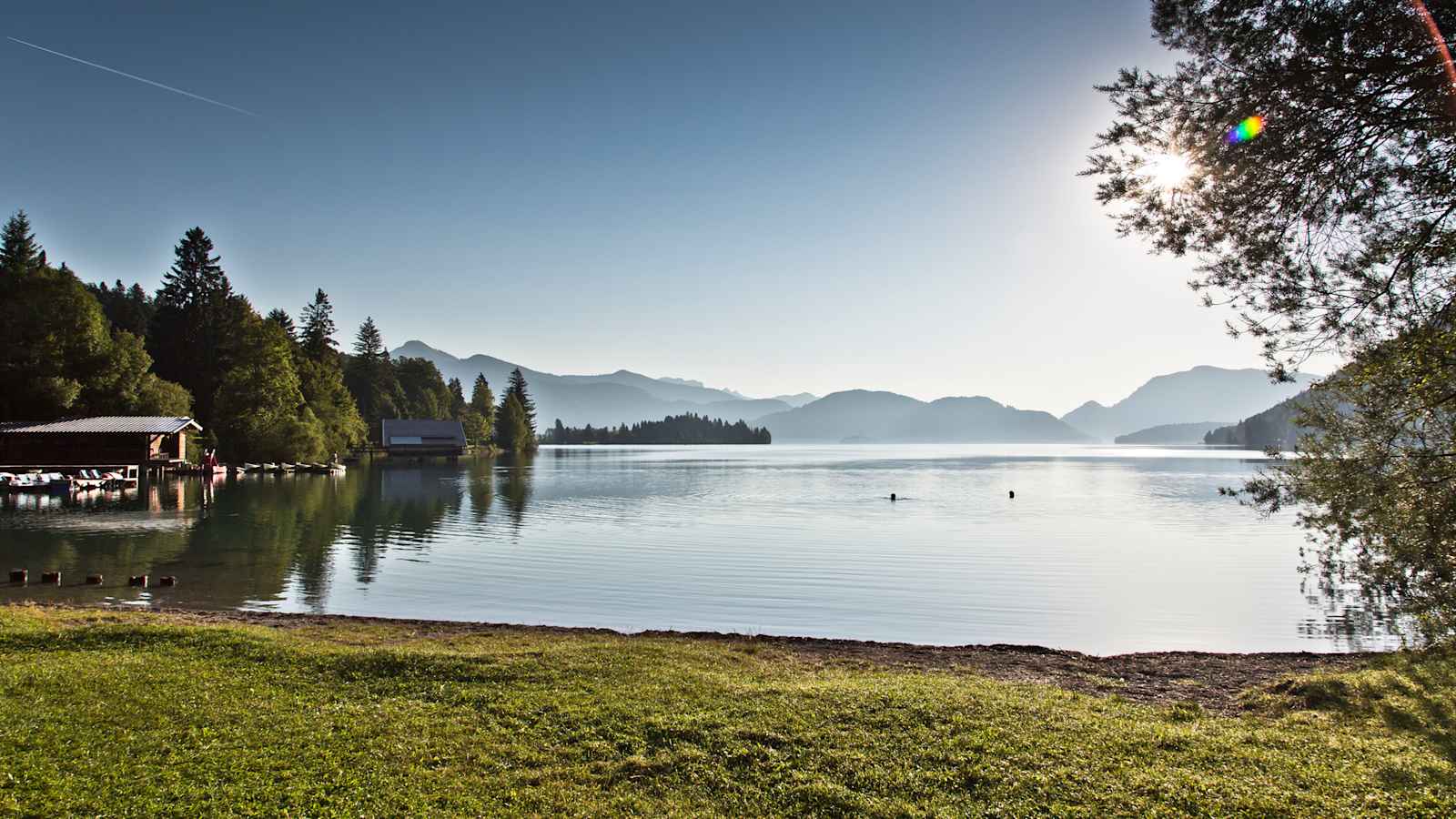 Der wunderschöne Walchensee in der Sonne.