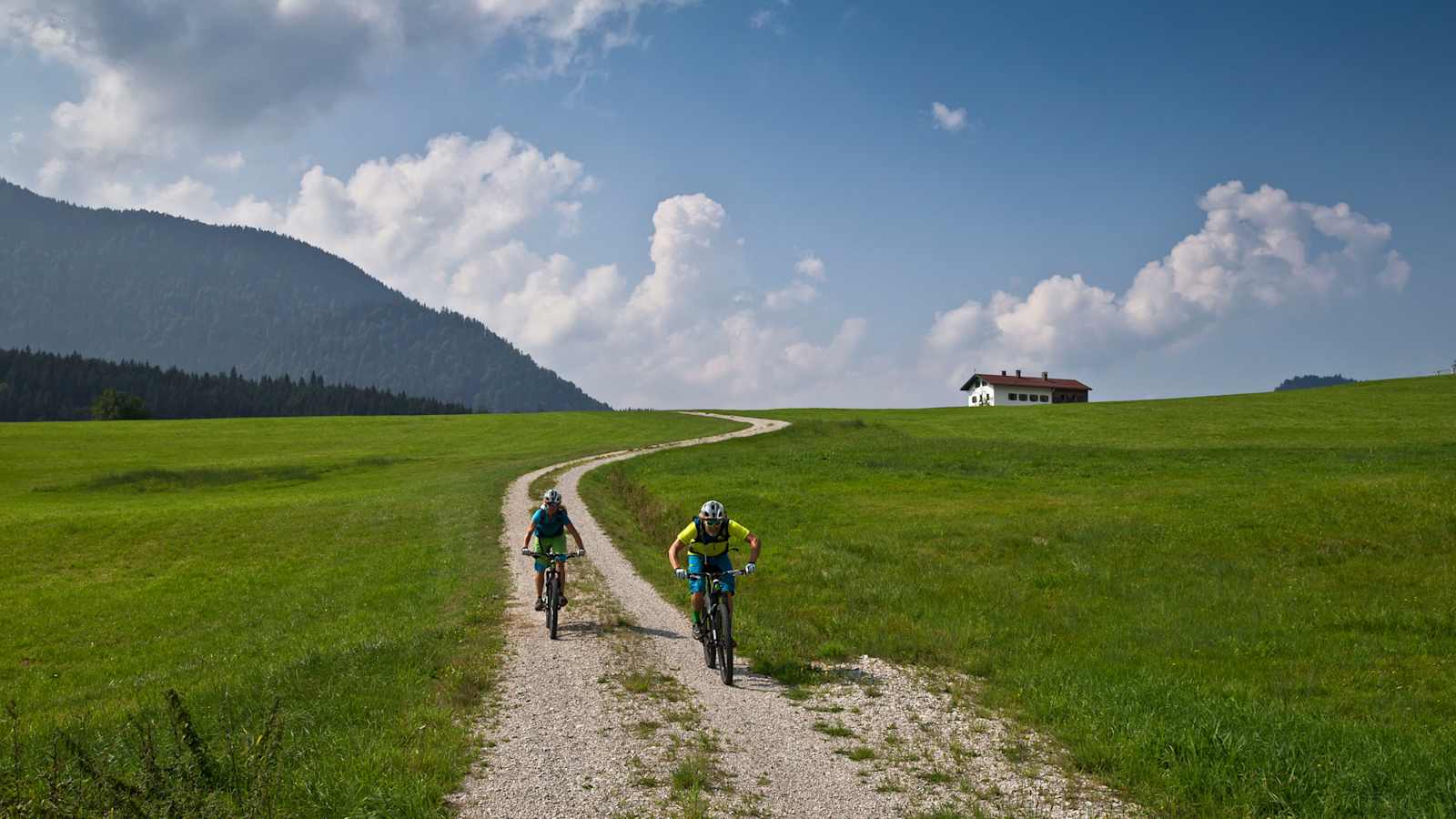 Zwei Radfahrer bei der Abfahrt.