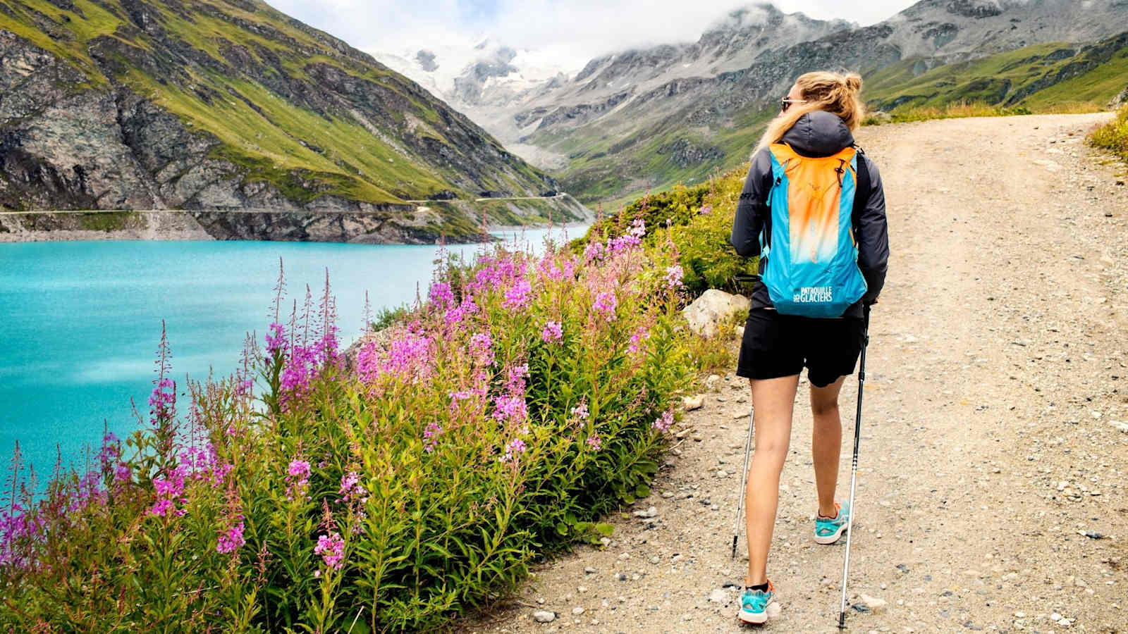 Wandern mit Aussicht auf wunderschön türkisblauen Stausee.