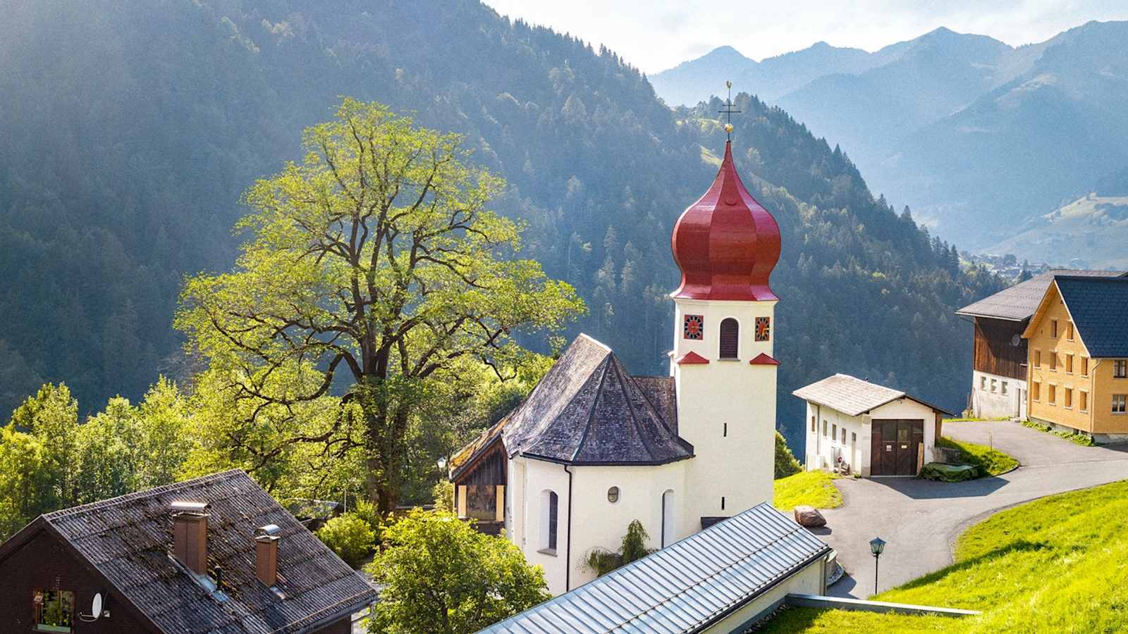 Eine Kirche verzaubert die Berglandschaft.