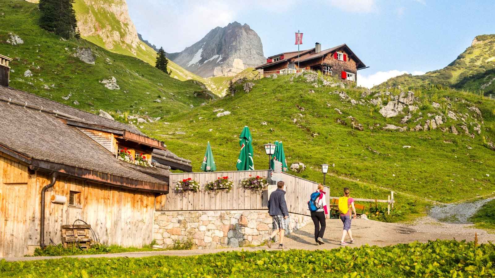 Eine Berghütte in der Alpenlandschaft.