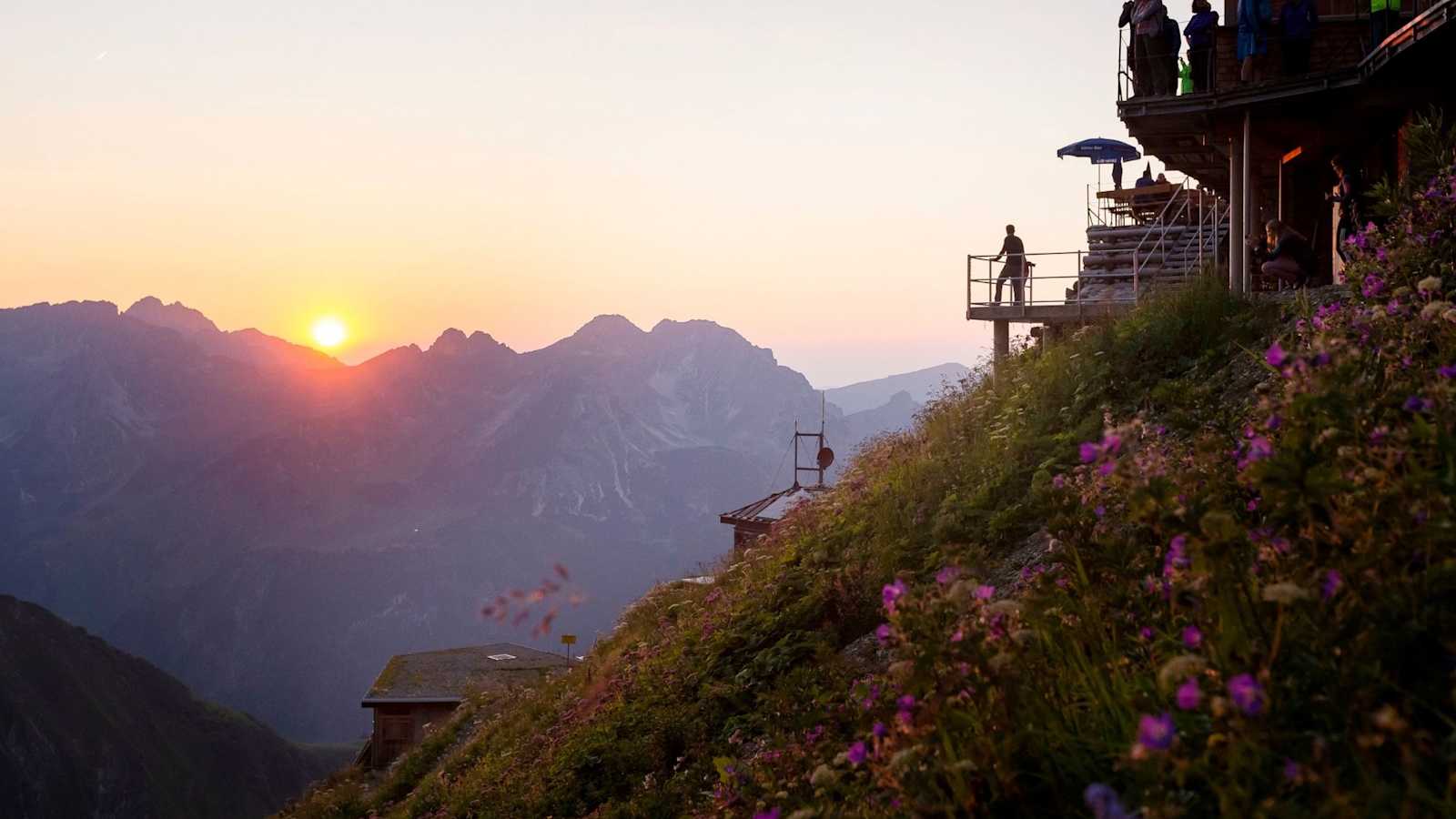 Von der Terrasse des Waltenbergerhauses kann der Sonnenuntergang betrachtet werden