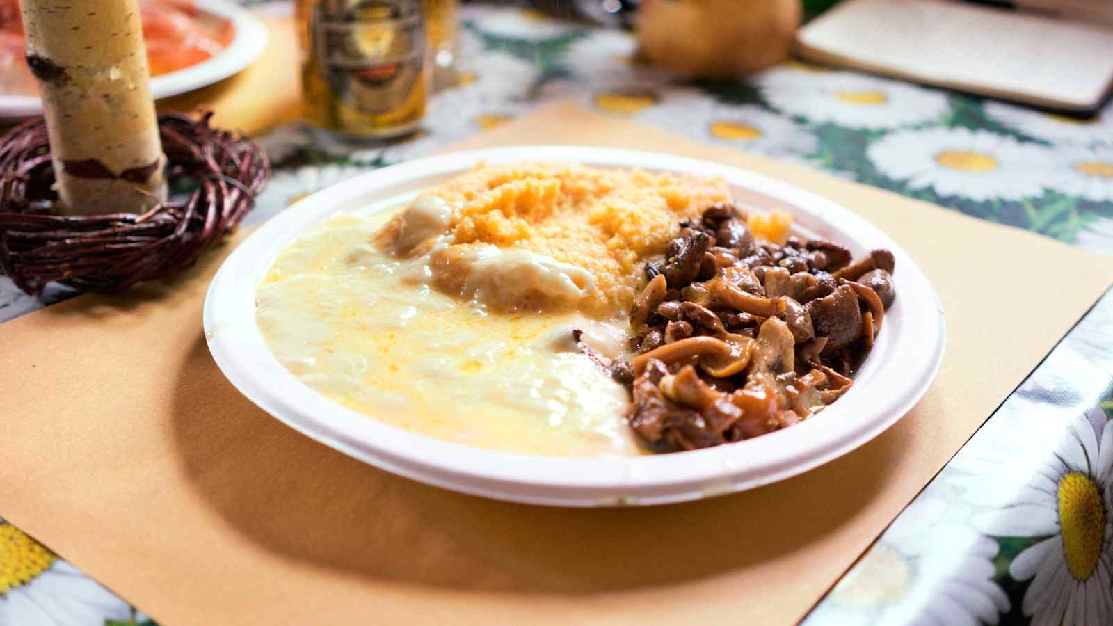 Polenta mit Käse und Pilzen