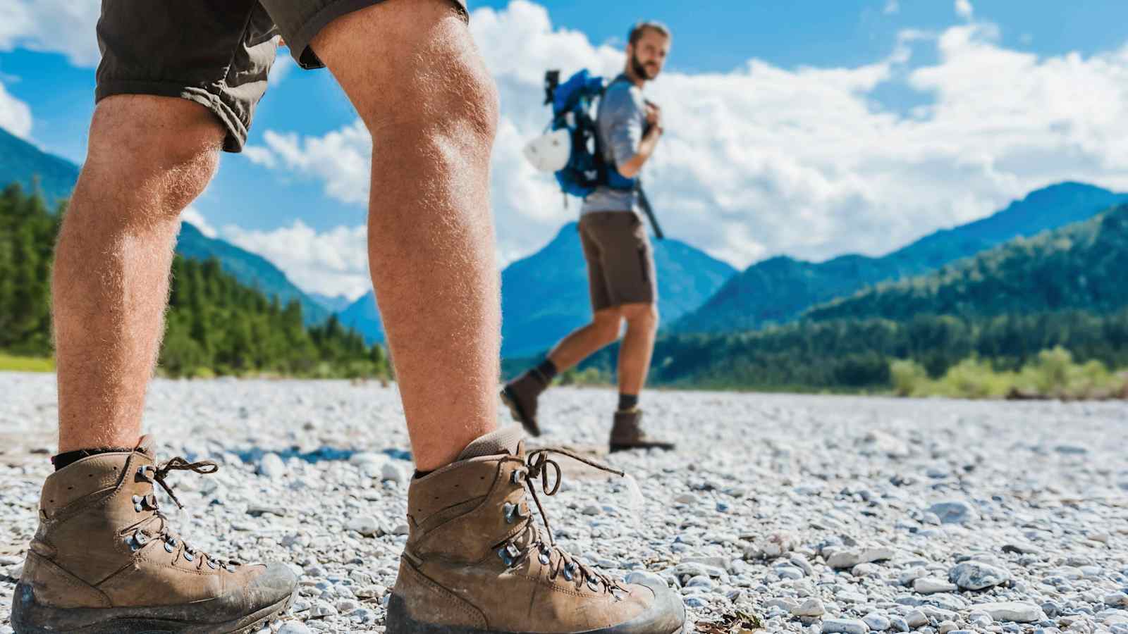 Gelenkfit in die Berge: Wanderer im Gebirge