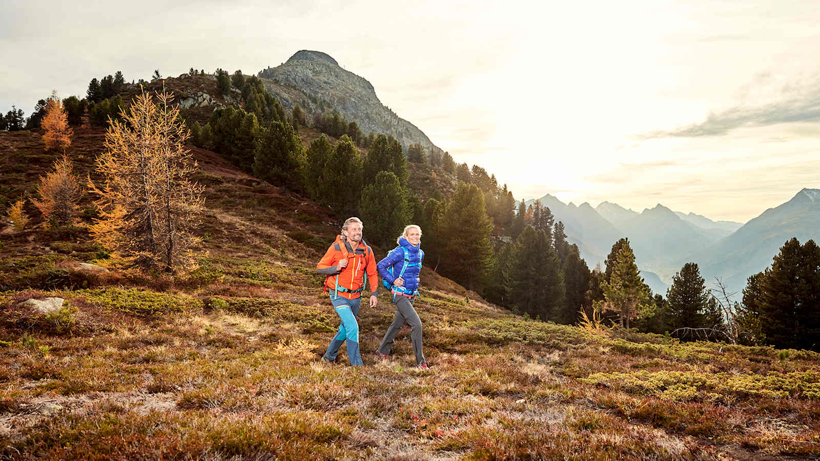 Die Sonne im Rücken: Das goldene Herbstlicht verwandelt die Region Paznaun-Ischgl in ein farbenfrohes Wanderparadies.
