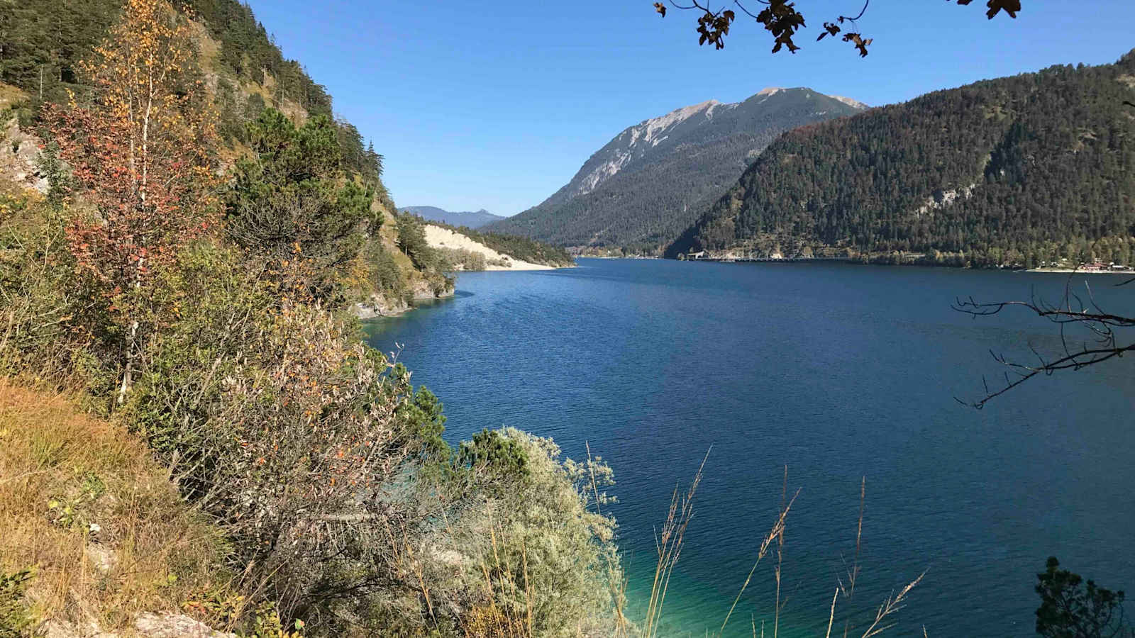 So wunderschön ist der Achensee im Herbst.