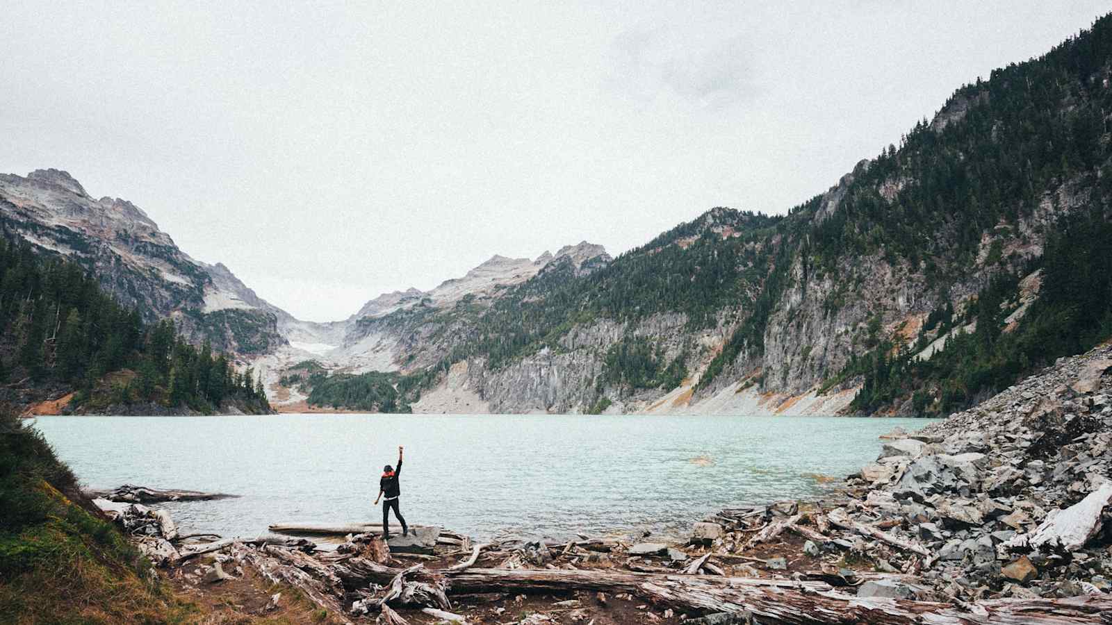 Wanderer vor Bergsee