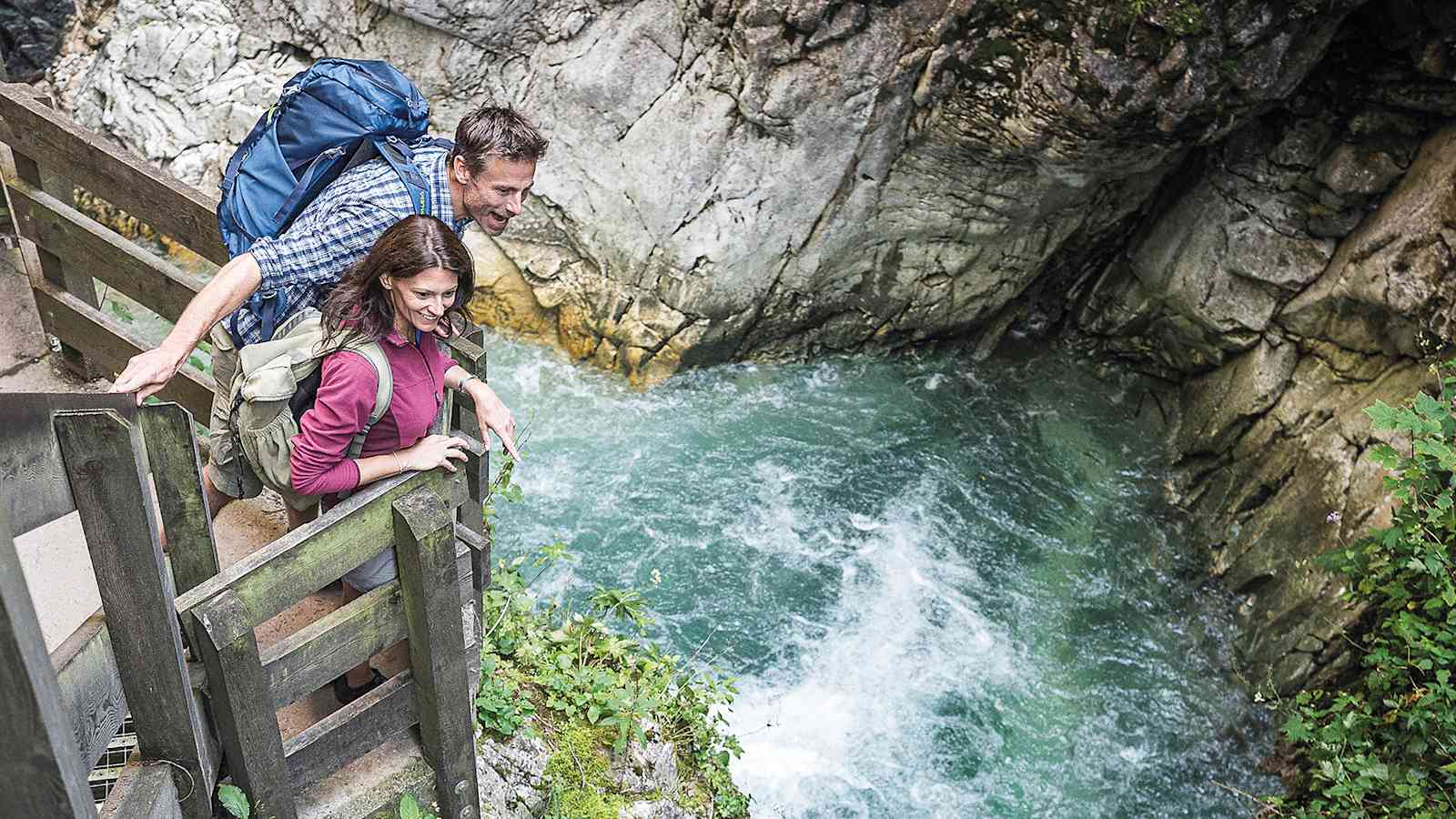 Einzigartige Blickwinkel, das bieten die Aussichtsplattformen in der Region Sterzing-Ratschings-Gossensass. Im Bild die Aussichtsplattform beim Wasserfall „zur Hölle“ im Pflerschtal.