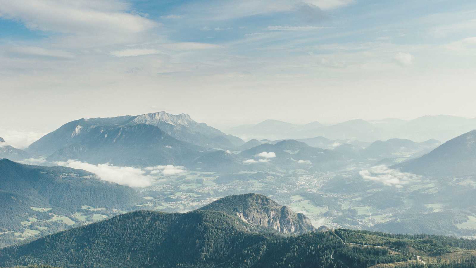 Blick vom Kleinen Watzmann nach Norden zum Untersberg bei Salzburg. Im Vordergrund der Grünstein.