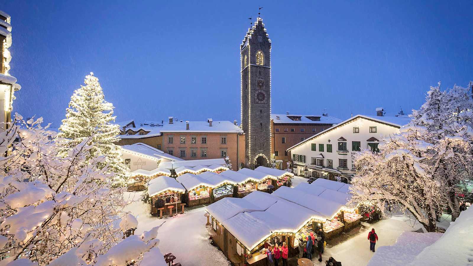 Weihnachtsmarkt Sterzing mit weihnachtlicher Beleuchtung
