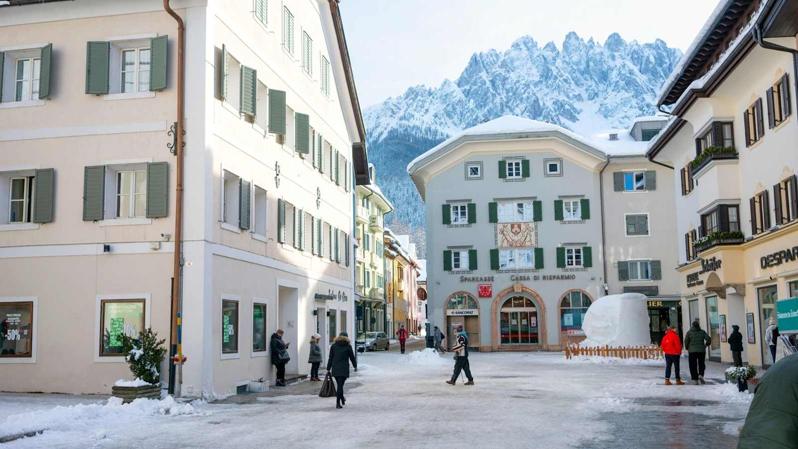 Die belebte Fußgängerzone von Innichen