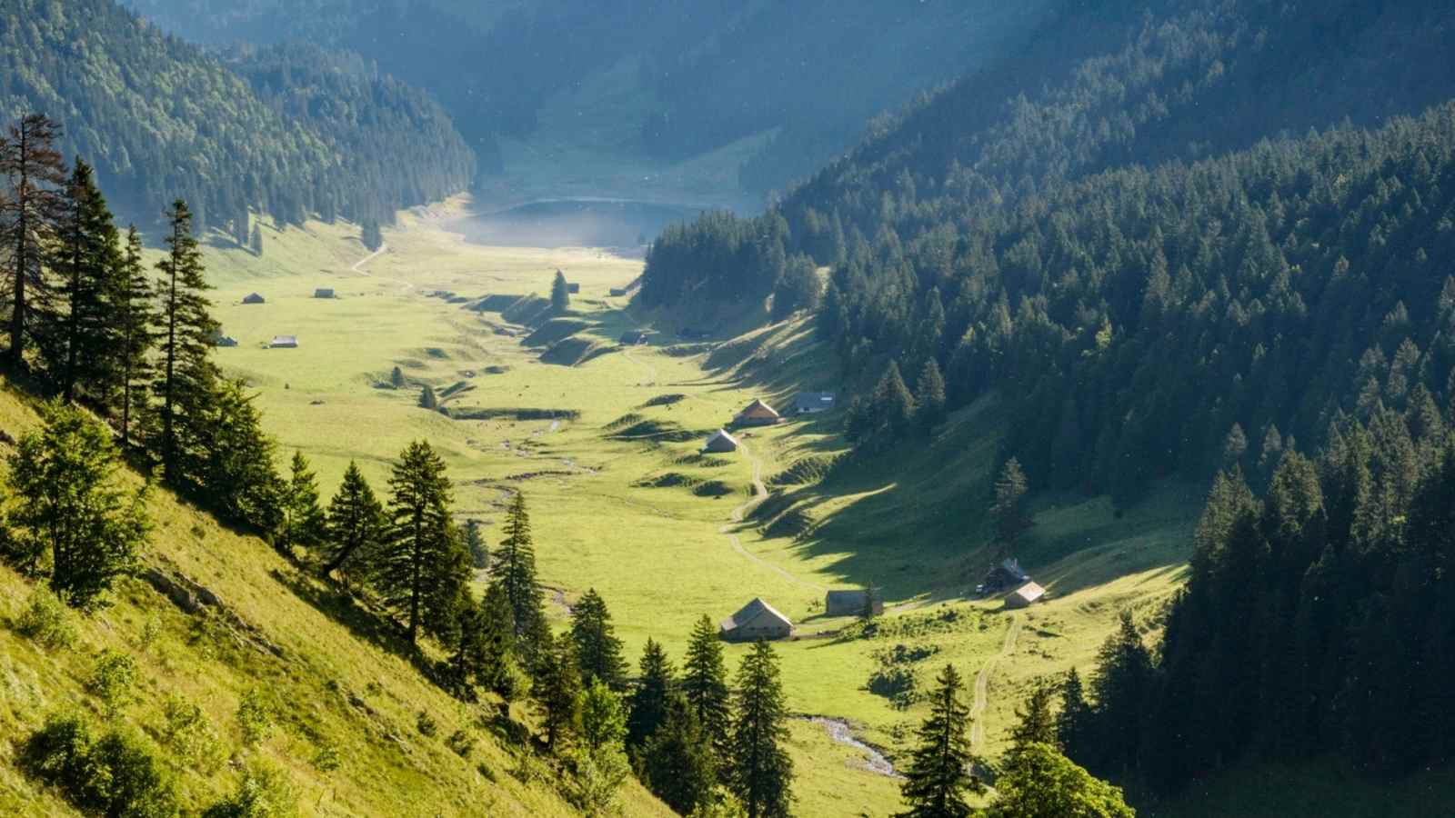 Ein Bergsee in der Alpenlandschaft.