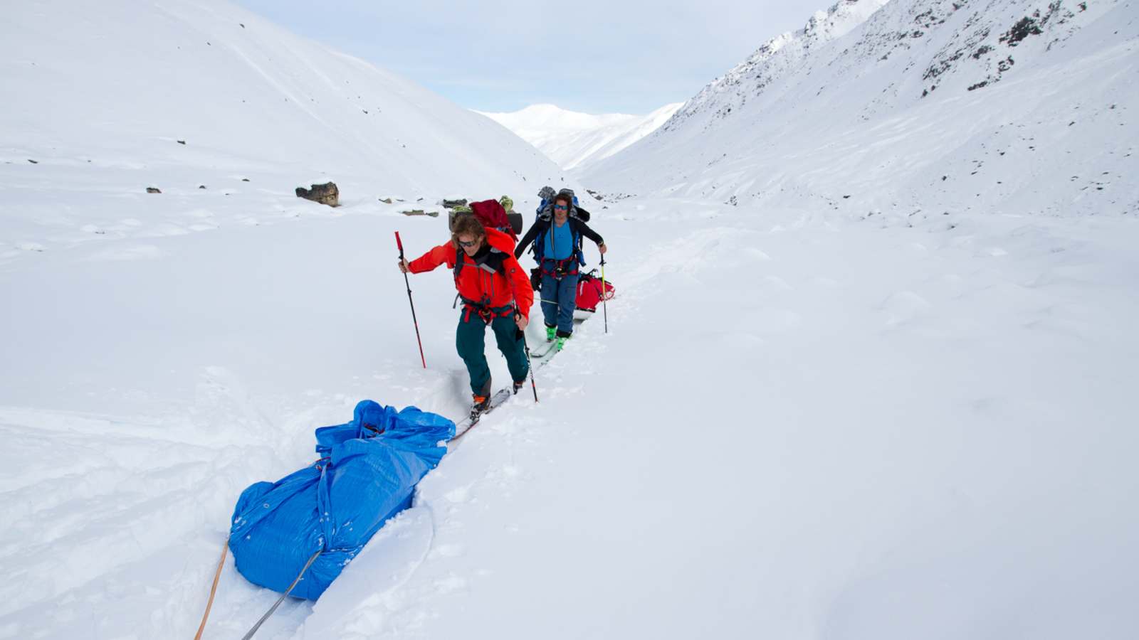 Durch das verschneite Gebirge in Ostsibirien 