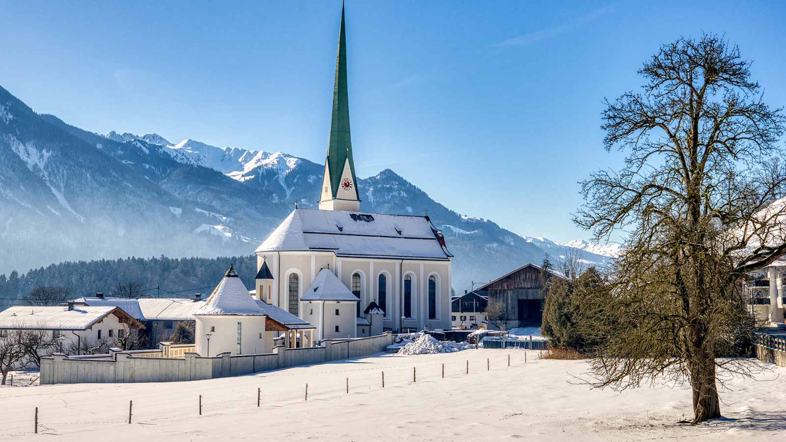 Die Pfarrkirche Wiesing im Ortszentrum