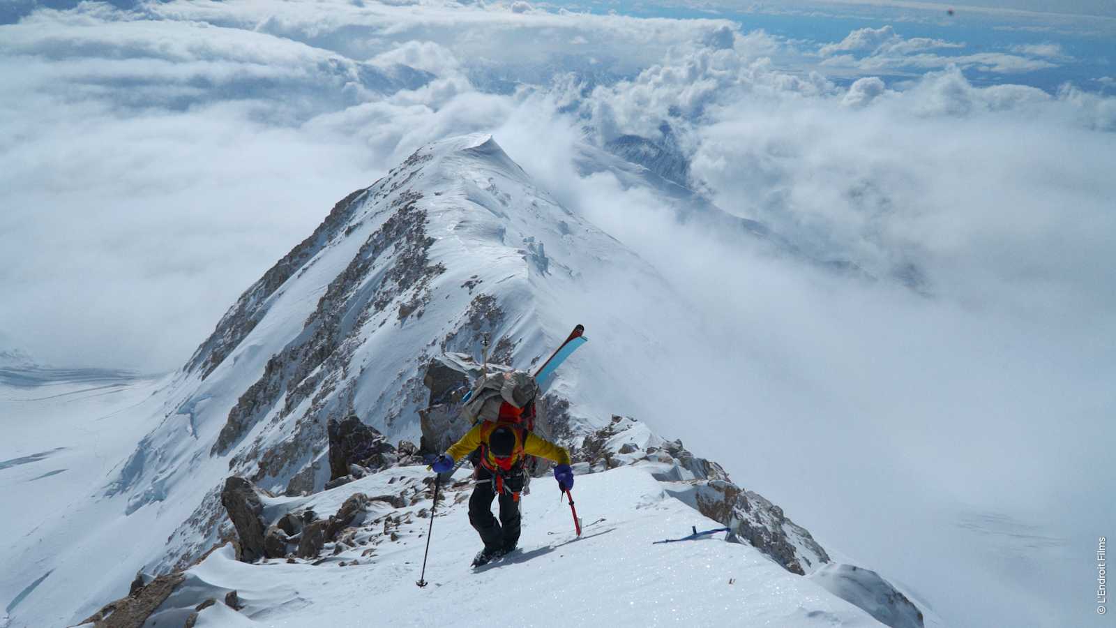 Fünfzig Tage fernab jeder Zivilisation: Vier Freunde wagen sich gemeinsam durch das Denali-Massiv in Alaska.