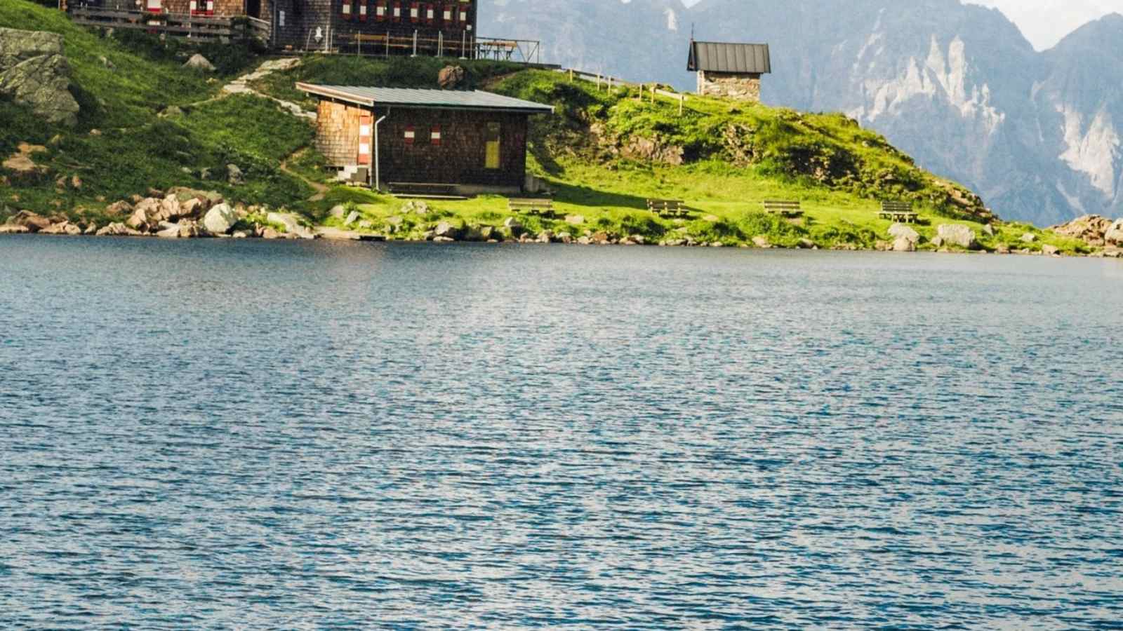 Eine Ruderpartie am See, direkt dahinter das Wildseeloderhaus