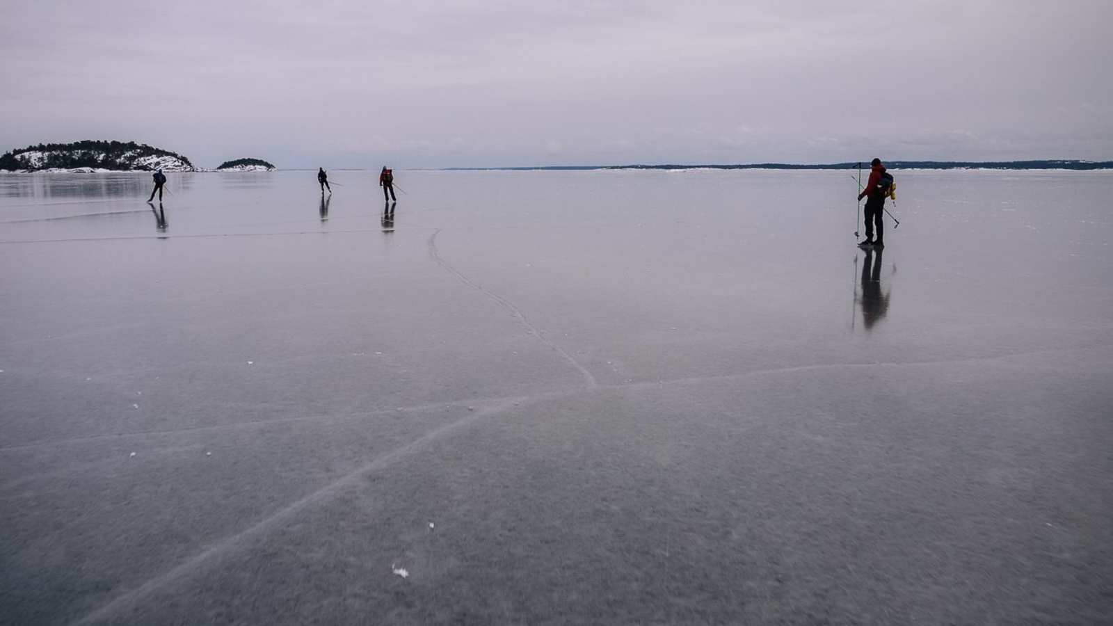 Natureisfläche in Schweden nahe Uppsala mit Eisläufern 