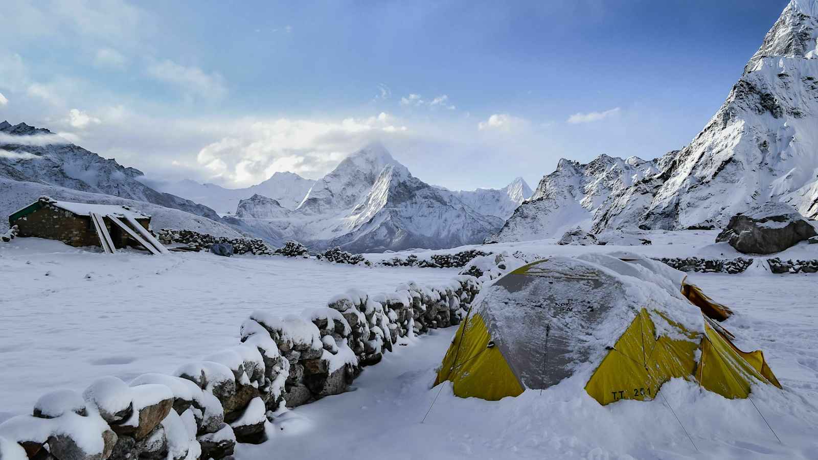 Zelt vor winterlichem Bergpanorama