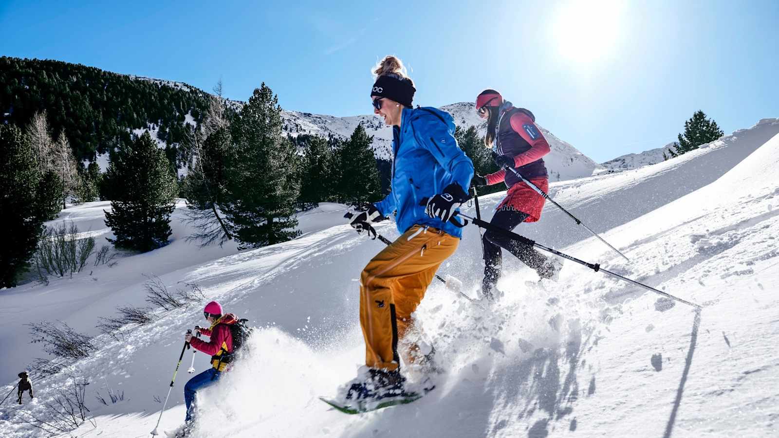 Eine Gruppe junger Frauen genießt den wohlverdienten Abgang vom Zirbitzkogel.