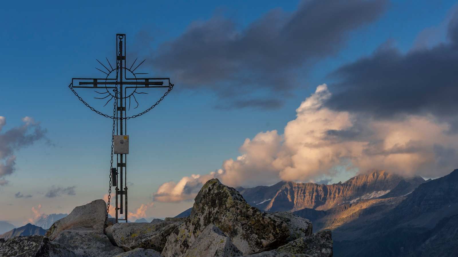 Gipfelkreuz des 2761 Meter hohen Medelzkopf