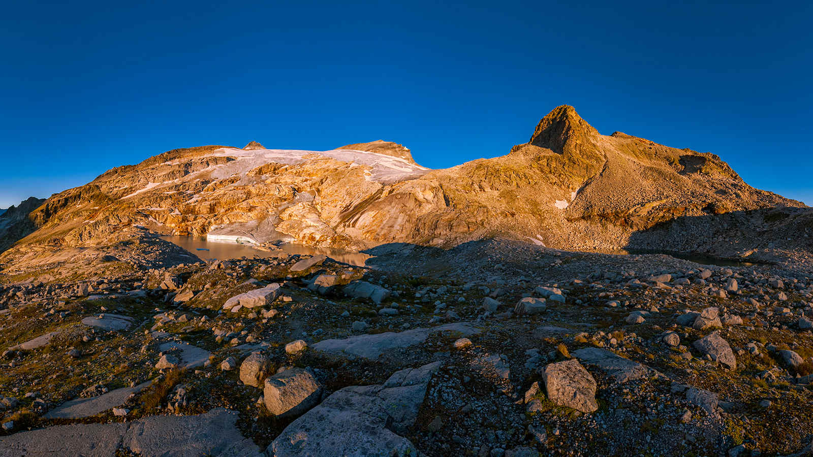 Das ganze Panorama von Hoher Fürleg bis zur Granatspitze kurz nach Sonnenaufgang