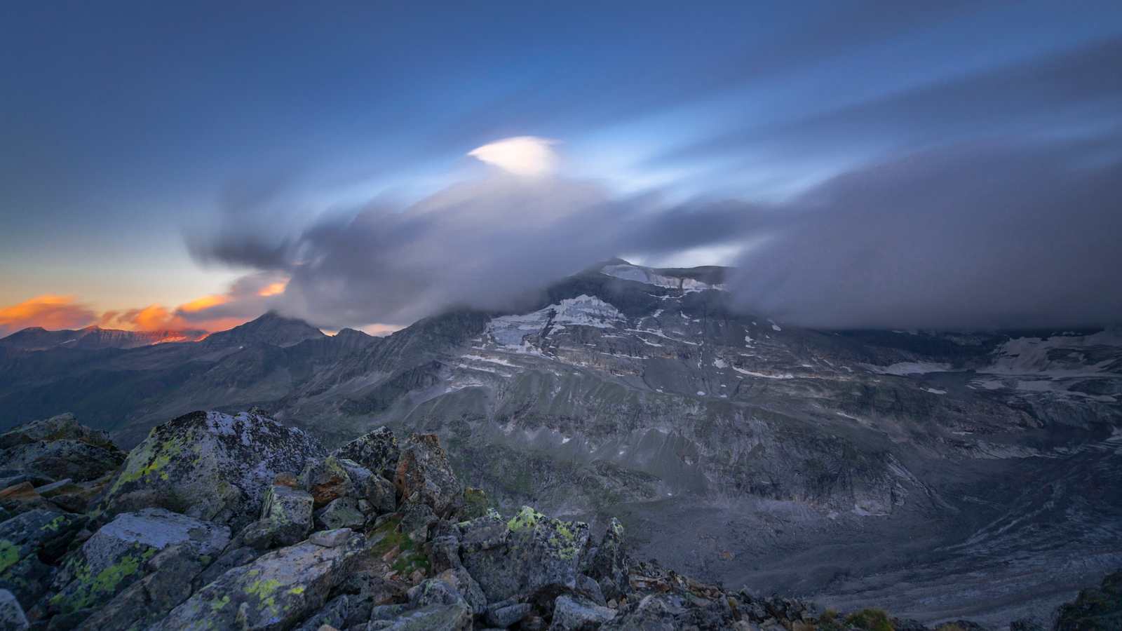 Wolken über dem Hohen Riffl (3338 m), dem Totenkopf (3151 m) und dem Rifflkarkopf (3016 m) 