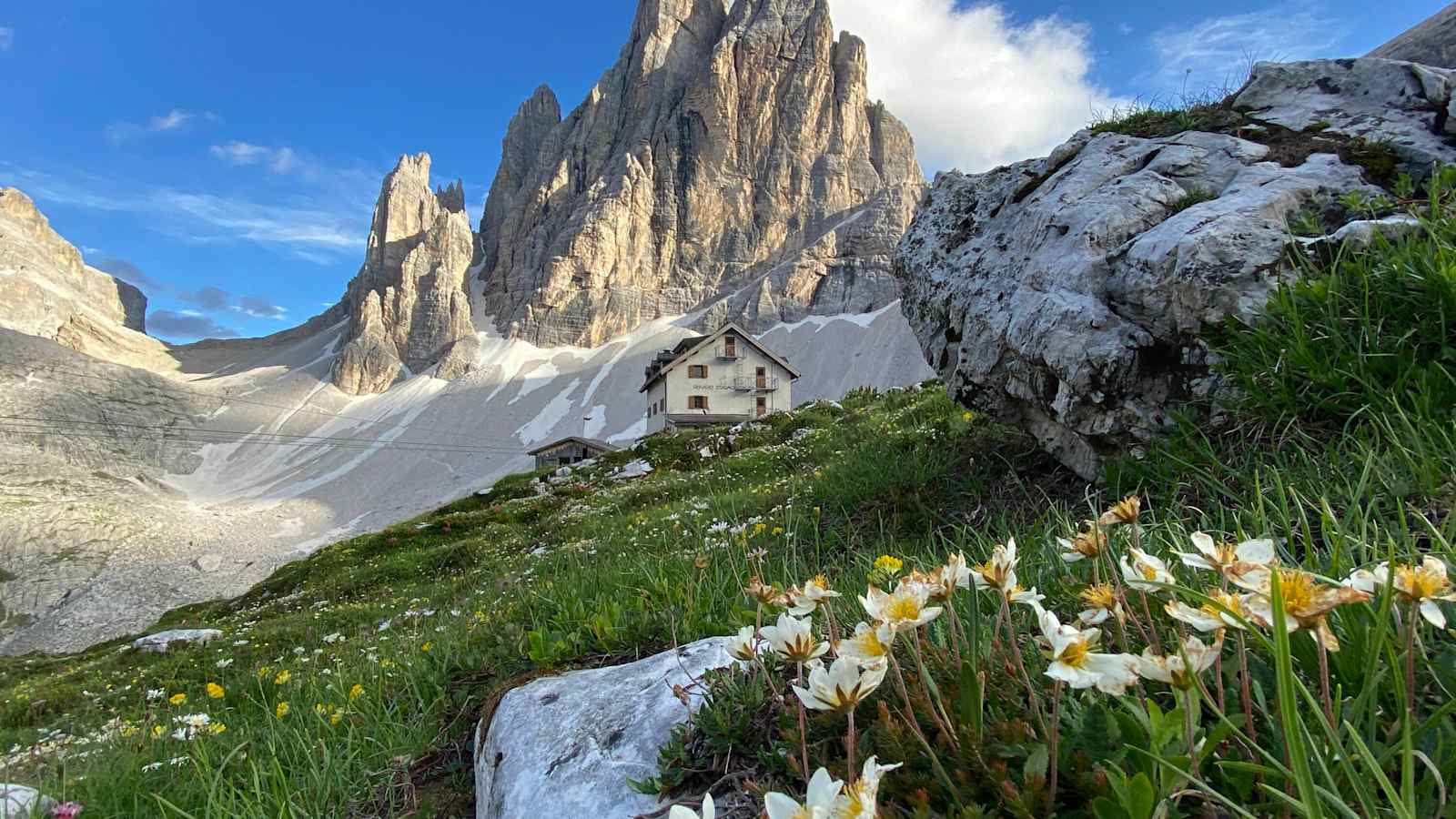 Am Fuße des Zwölferkofels liegt die Zsimondyhütte