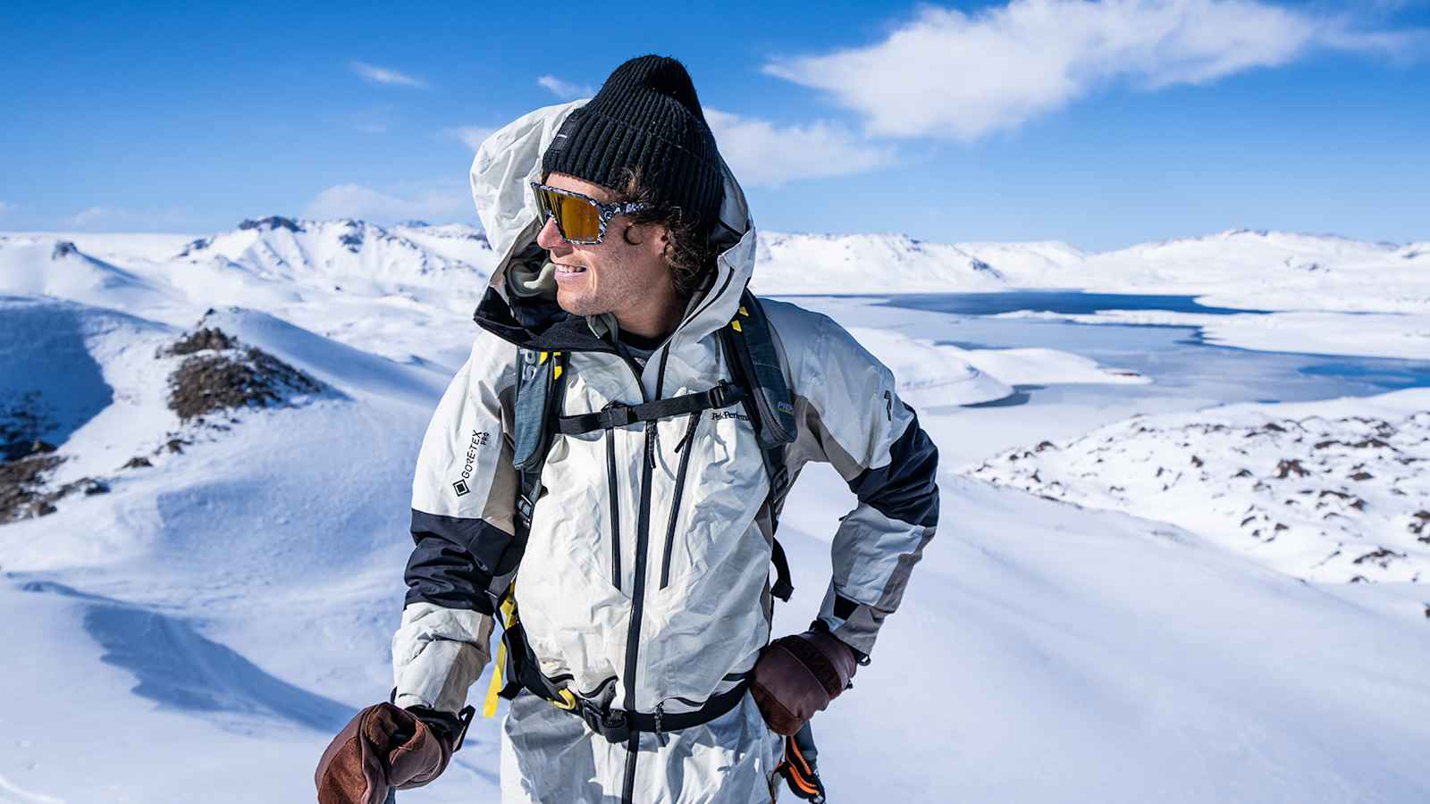 Freerider Tao Kreibich in winterlicher Berglandschaft mit der HEAD KORE-Kollektion.