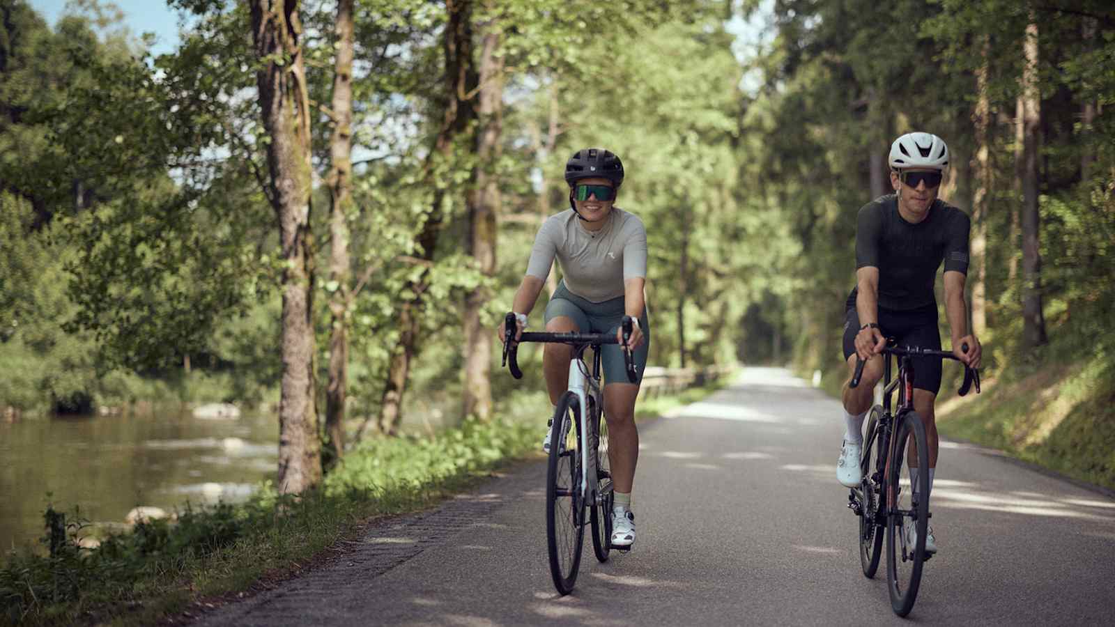 Mit dem Rennrad durch blühende Landschaften unterwegs auf den schönsten Strecken Oberösterreichs, wie hier in Mühlviertel