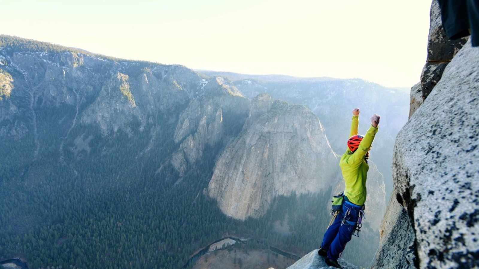 Geschafft! Tommy Caldwell im Ausstieg angekommen und reißt die Arme in die Luft