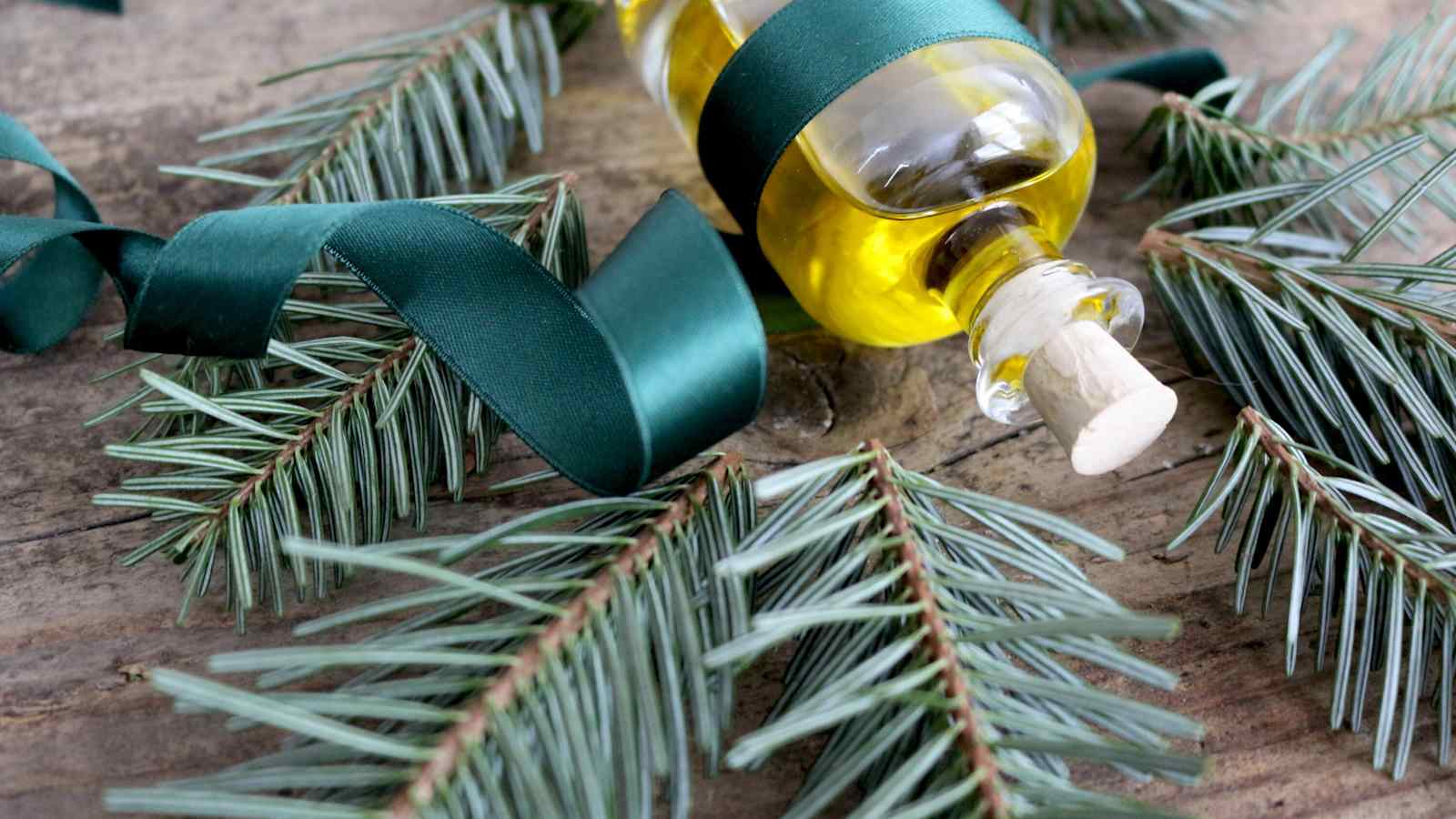  Up-Cycling: Badeöle, Tee und Co. können aus den Nadeln des Bio-Weihnachtsbaums zubereitet werden