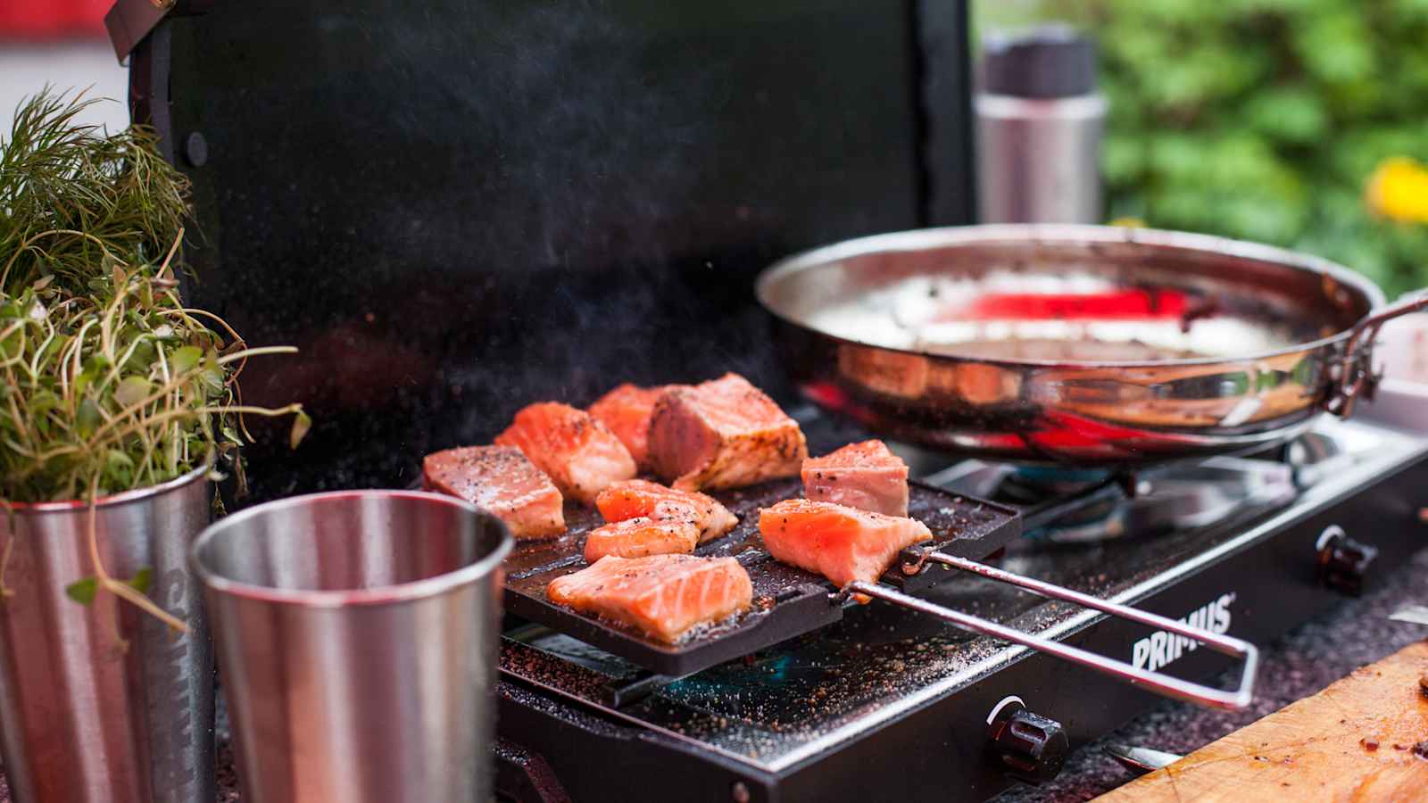 Mit einem Zweiflamm-Kocher kann man gut die ganze Familie bekochen