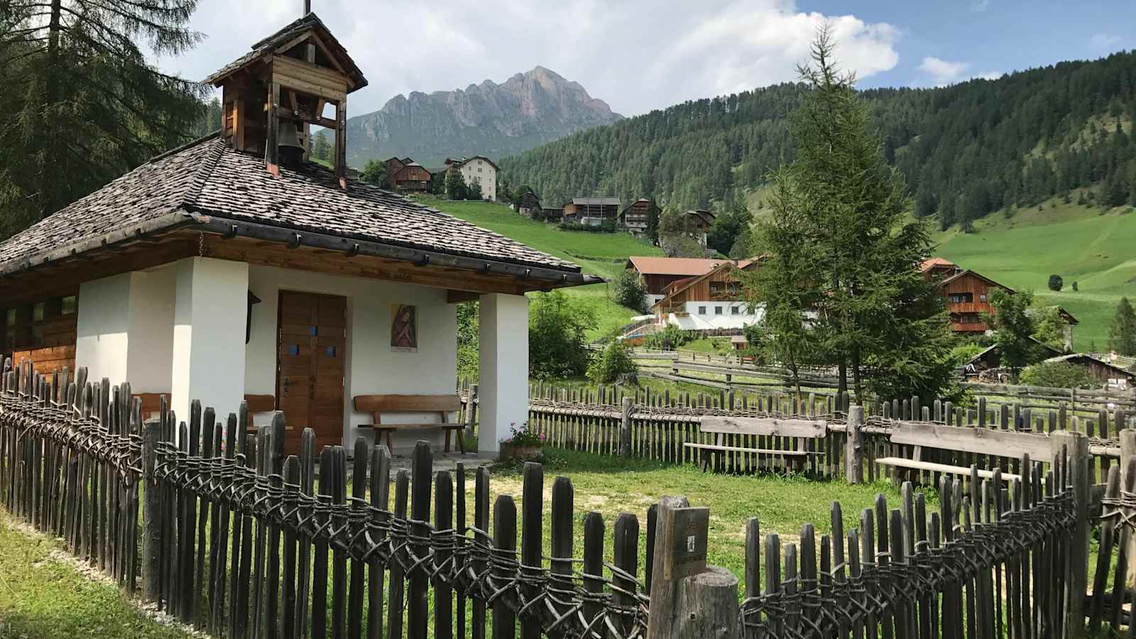 Die Kapelle mit Blick auf Miscí und den Peitlerkofel im Hintergrund