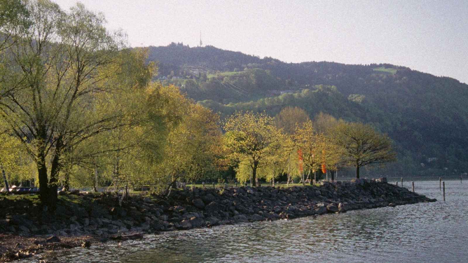 Von dort steigt ein Wanderweg in Kürze an zur 95 Meter hohen Richtfunkstation auf dem Bregenzer Parade-Hausberg Pfänder.