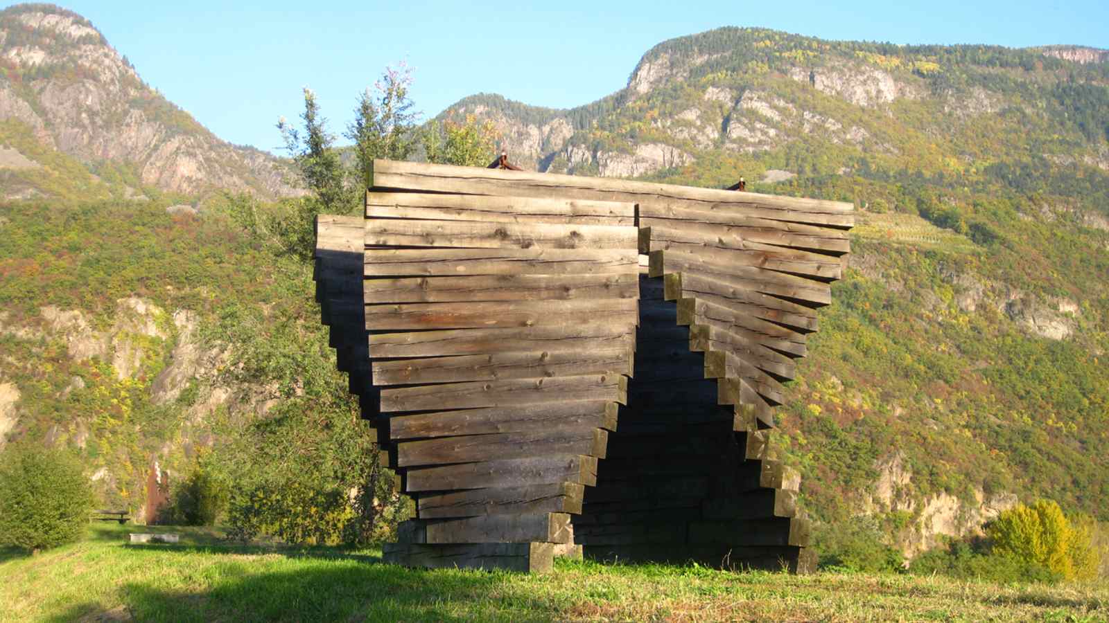 Am Skulpturenwanderweg in Lana