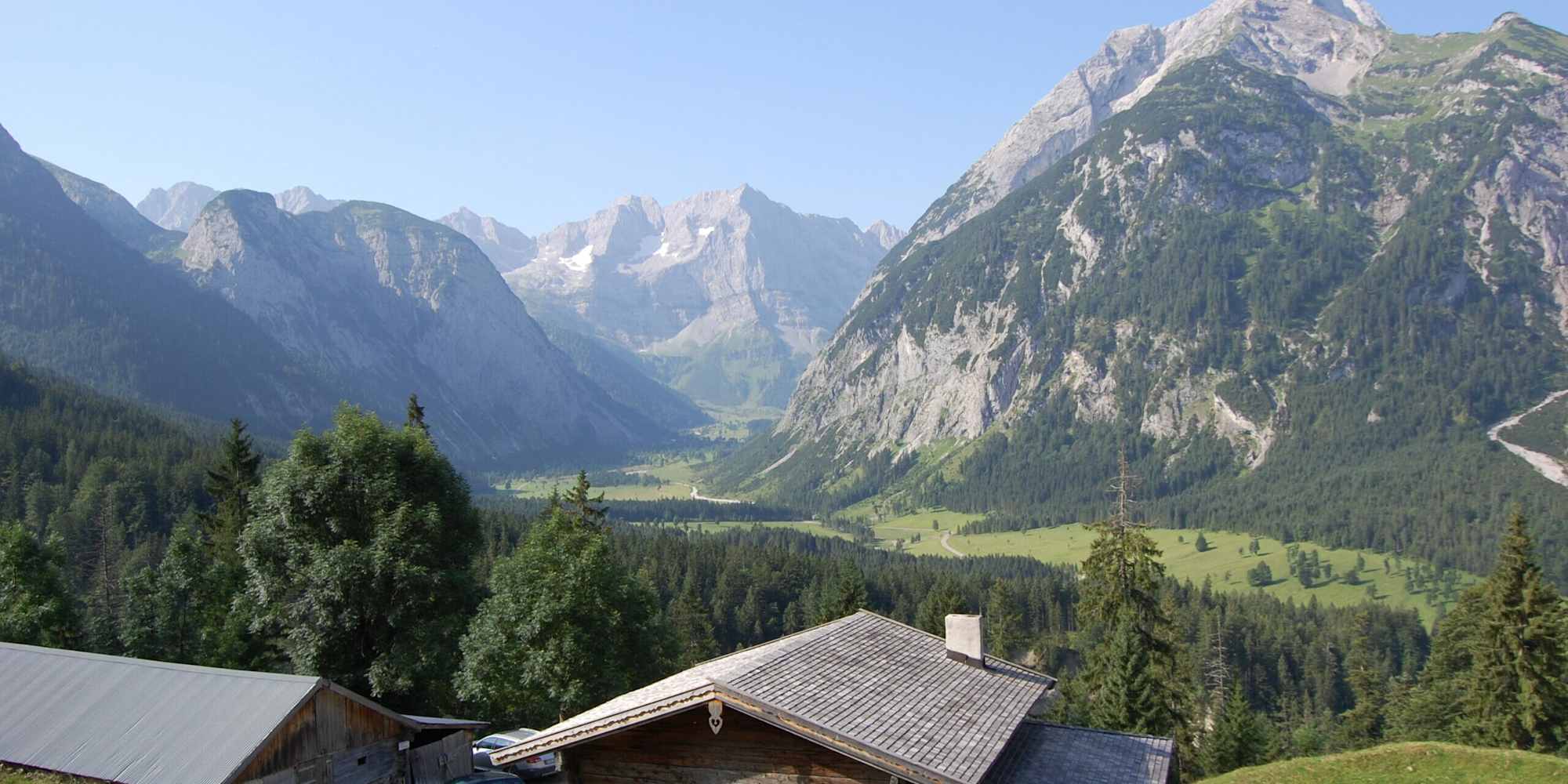 Von der Hasentalalm genießt man einen schönen Blick auf den Großen Ahornboden.