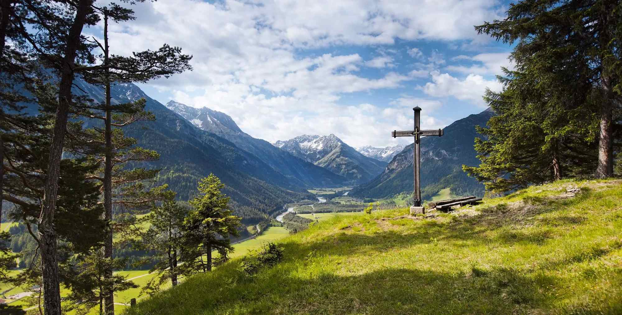Am Baichelstein steht ein kleines Gipfelkreuz