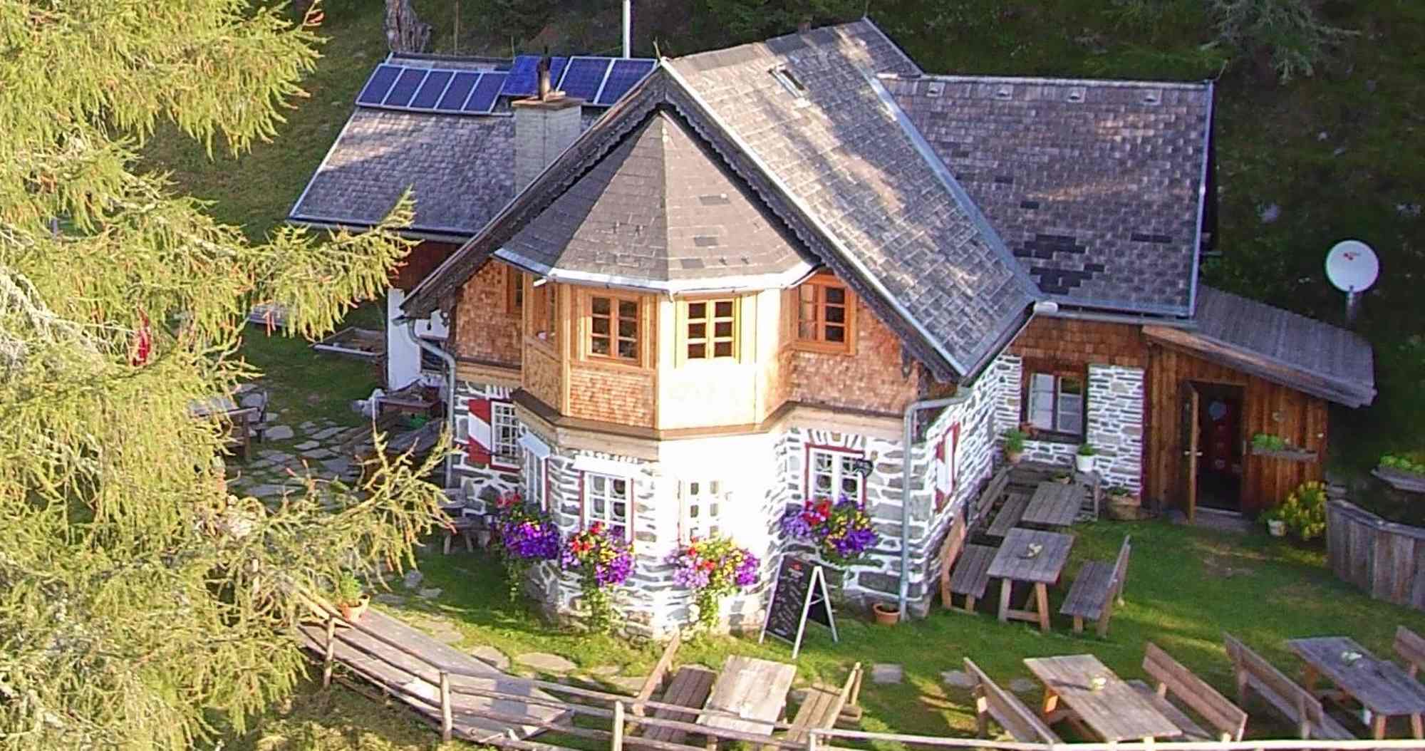 Die Bergfriedhütte liegt in der Reißeckgruppe, dem südlichsten Teil der Ankogelgruppe.