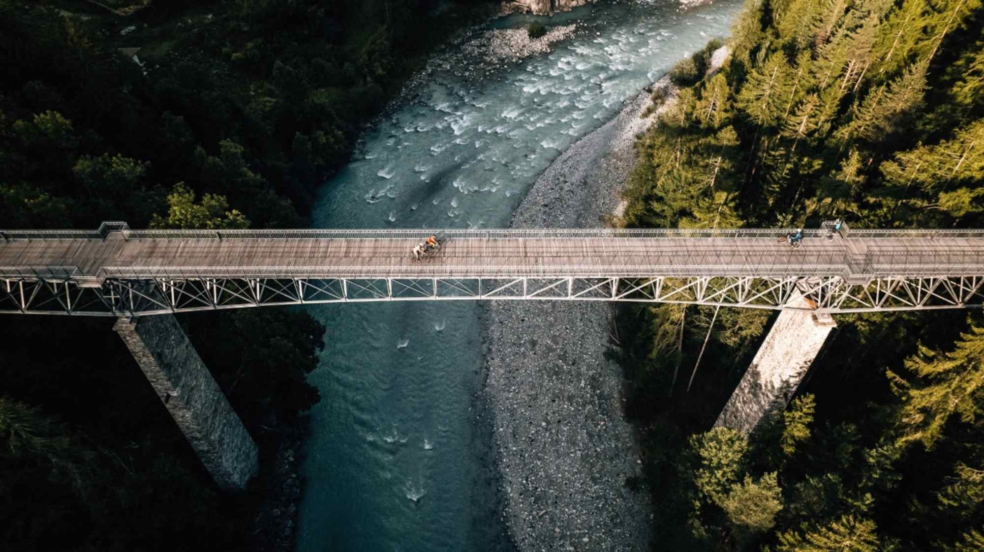 Spektakuläre Brücke über den Inn bei Scoul